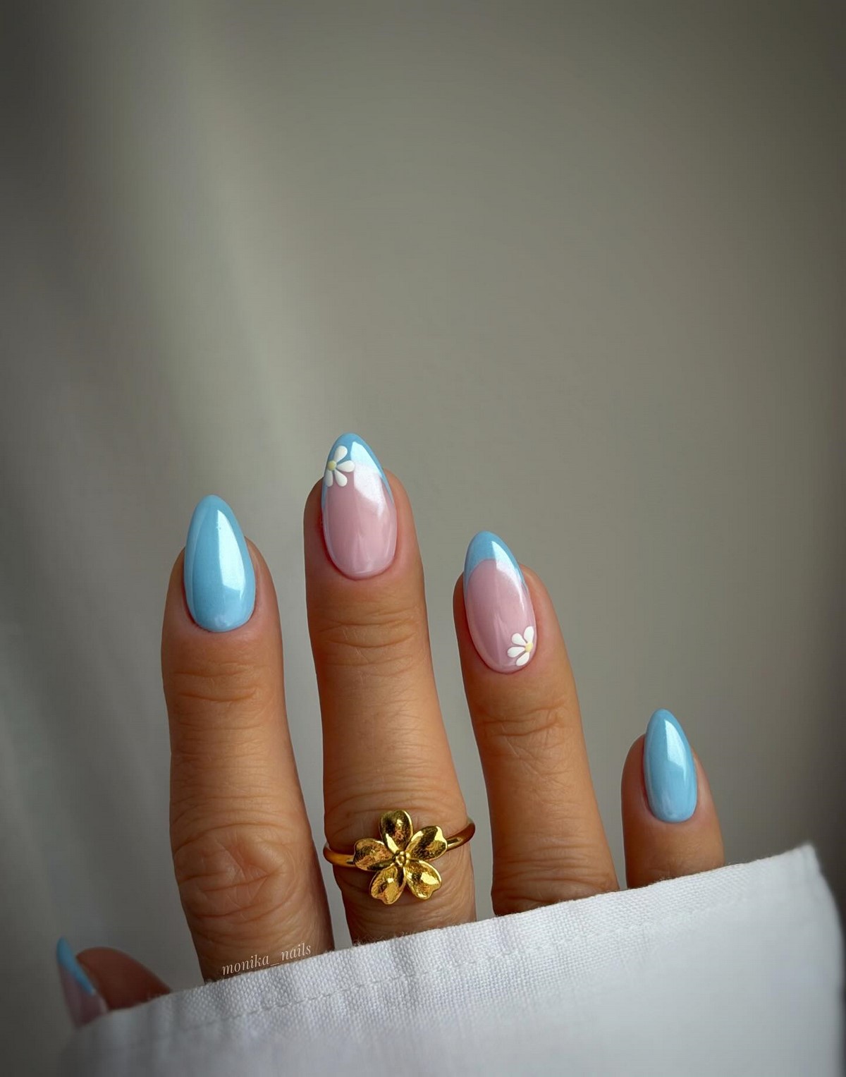 Маникюр в апреле 2026: легкое сияние на ногтях