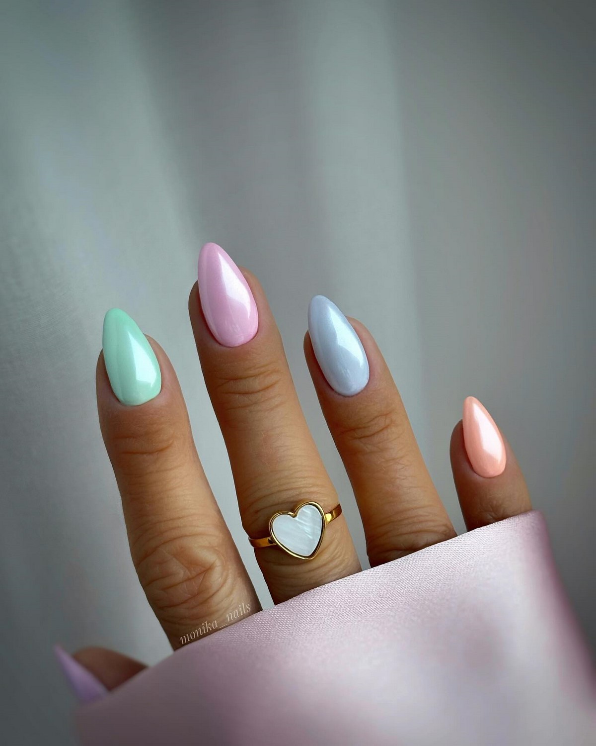 Маникюр в апреле 2026: легкое сияние на ногтях