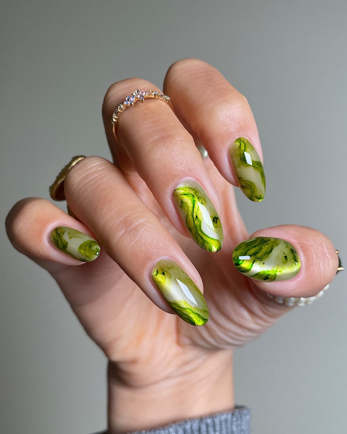 Маникюр в апреле 2026: легкое сияние на ногтях