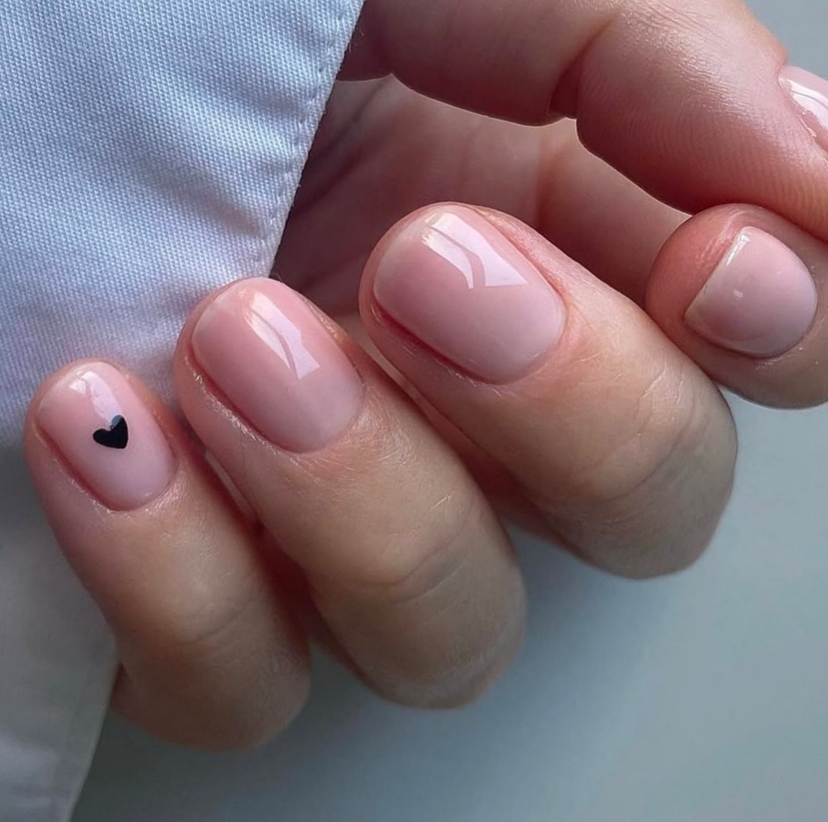 Маникюр в апреле 2026: легкое сияние на ногтях