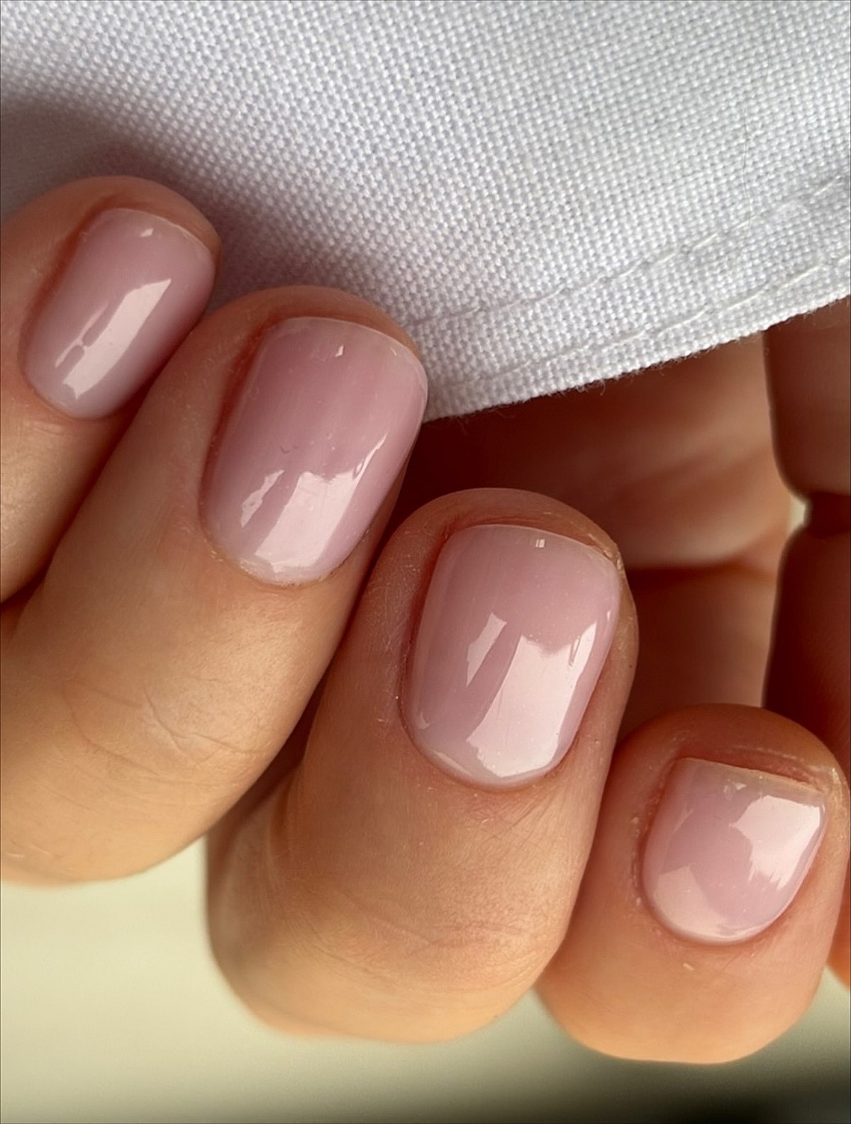 Маникюр в апреле 2026: легкое сияние на ногтях