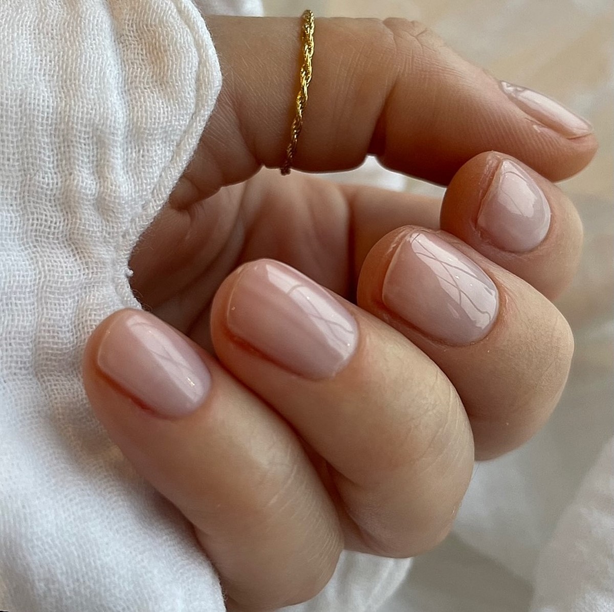 Маникюр в апреле 2026: легкое сияние на ногтях