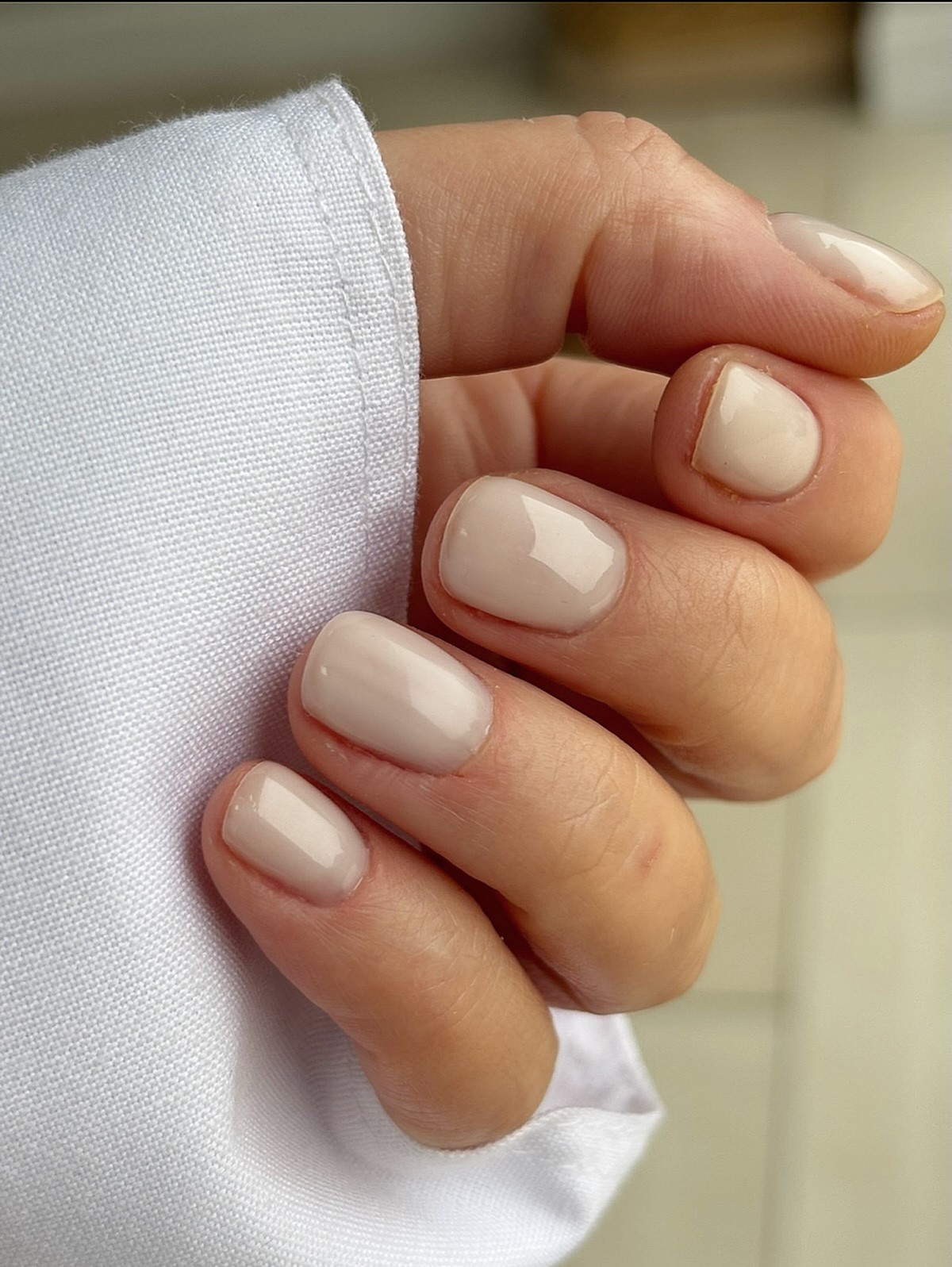 Маникюр в апреле 2026: легкое сияние на ногтях