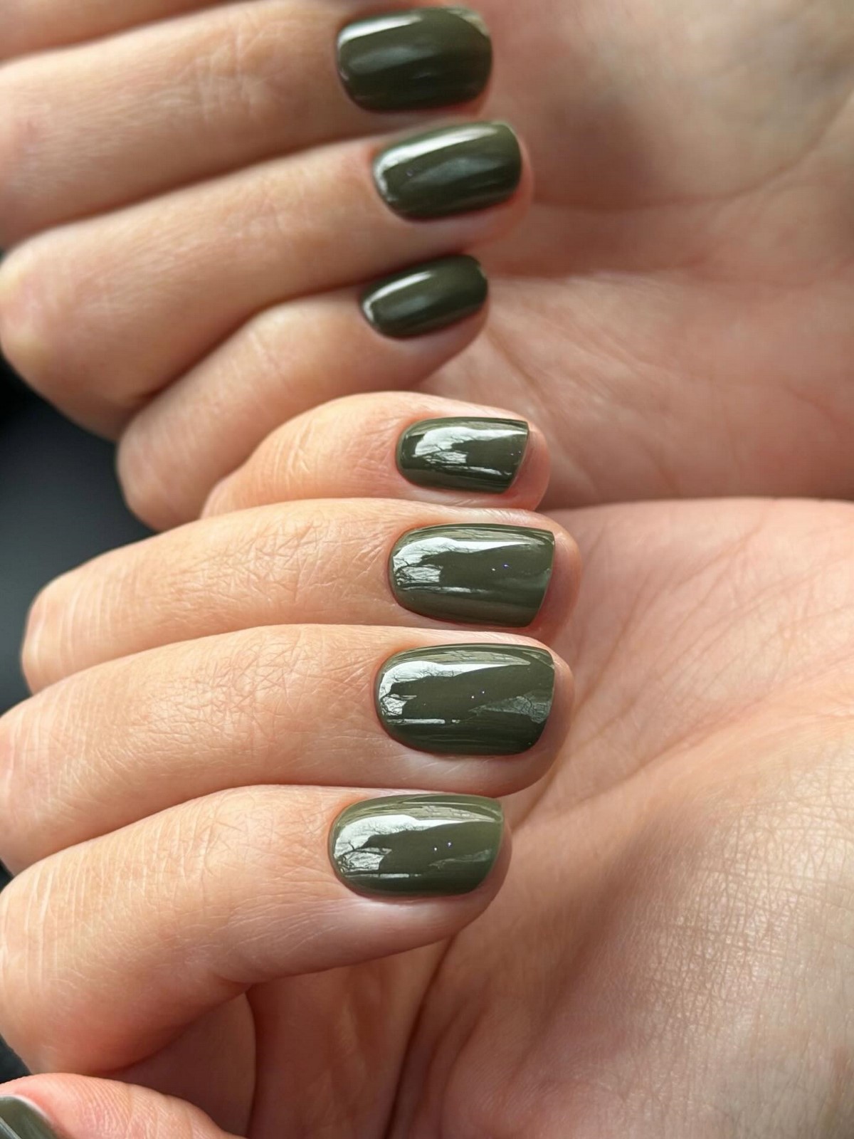 Мягкий зеленый маникюр: спокойный оттенок на ногтях