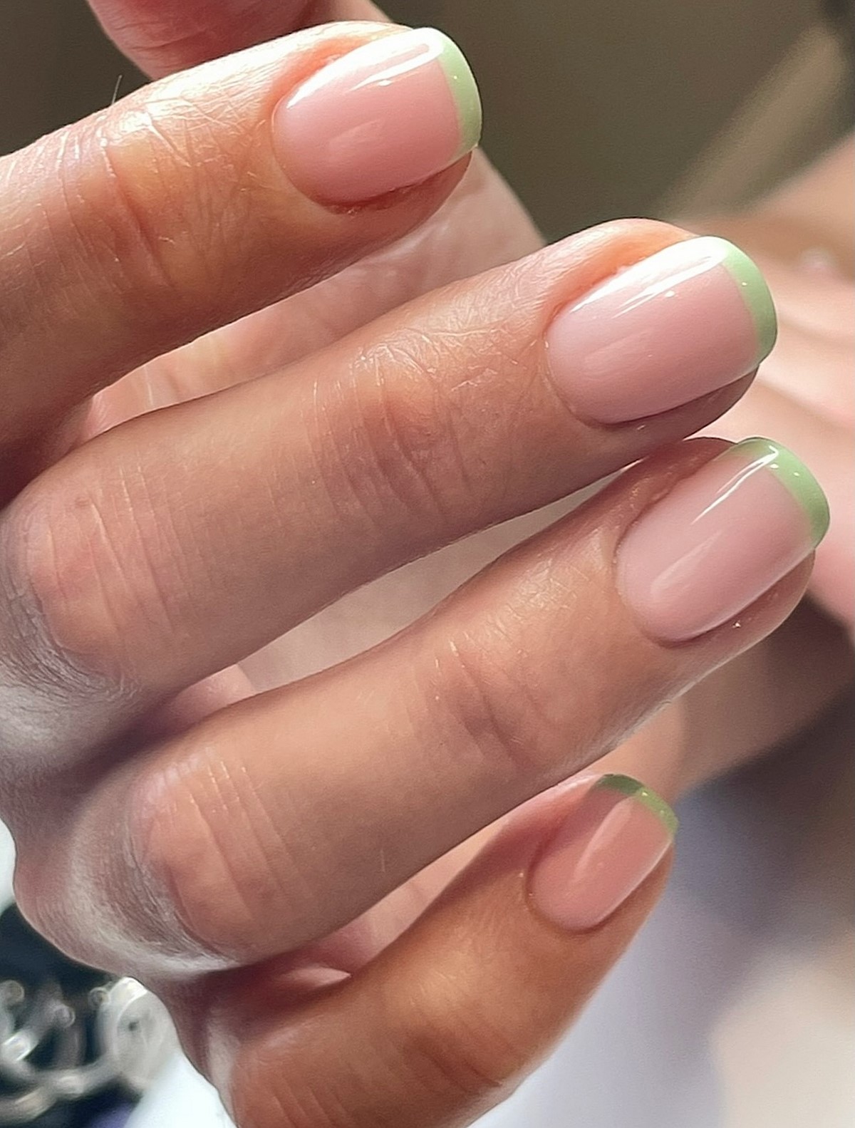 Мягкий зеленый маникюр: спокойный оттенок на ногтях