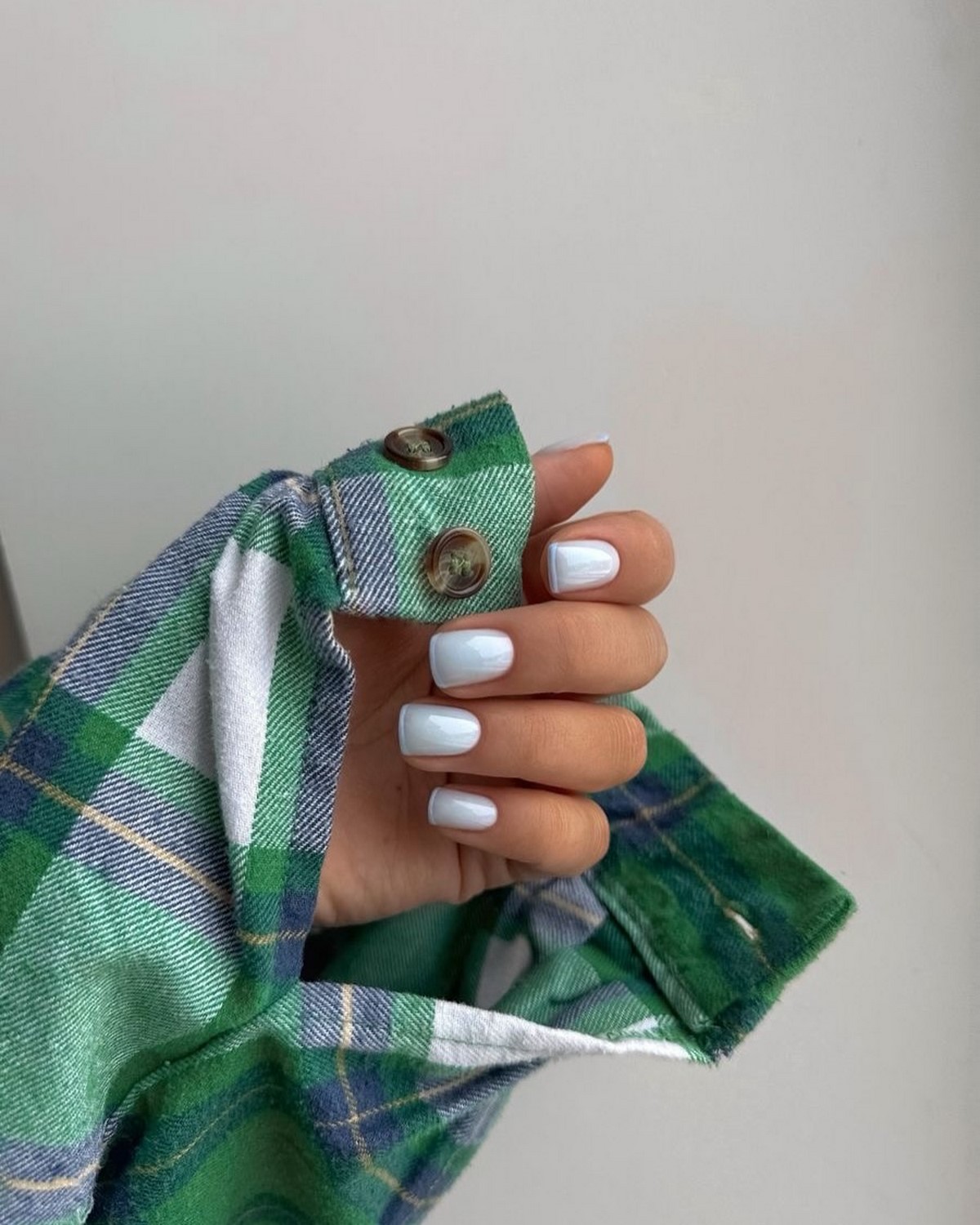 Мягкий зеленый маникюр: спокойный оттенок на ногтях