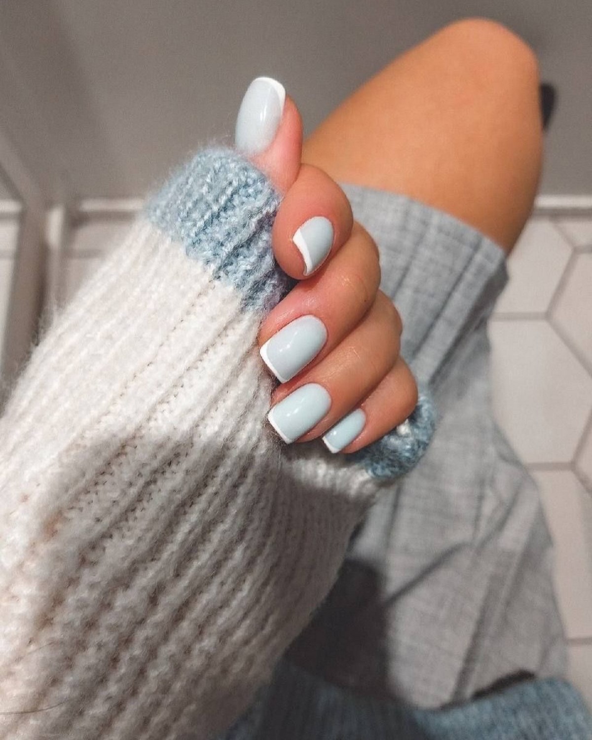 Мягкий зеленый маникюр: спокойный оттенок на ногтях