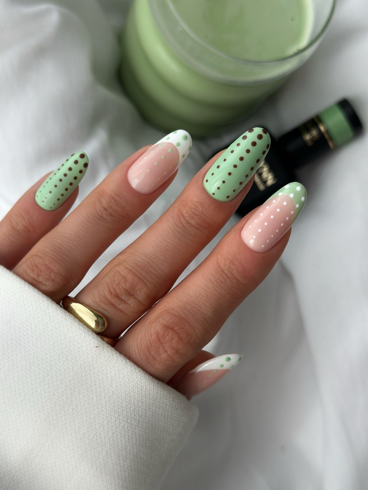 Мягкий зеленый маникюр: спокойный оттенок на ногтях