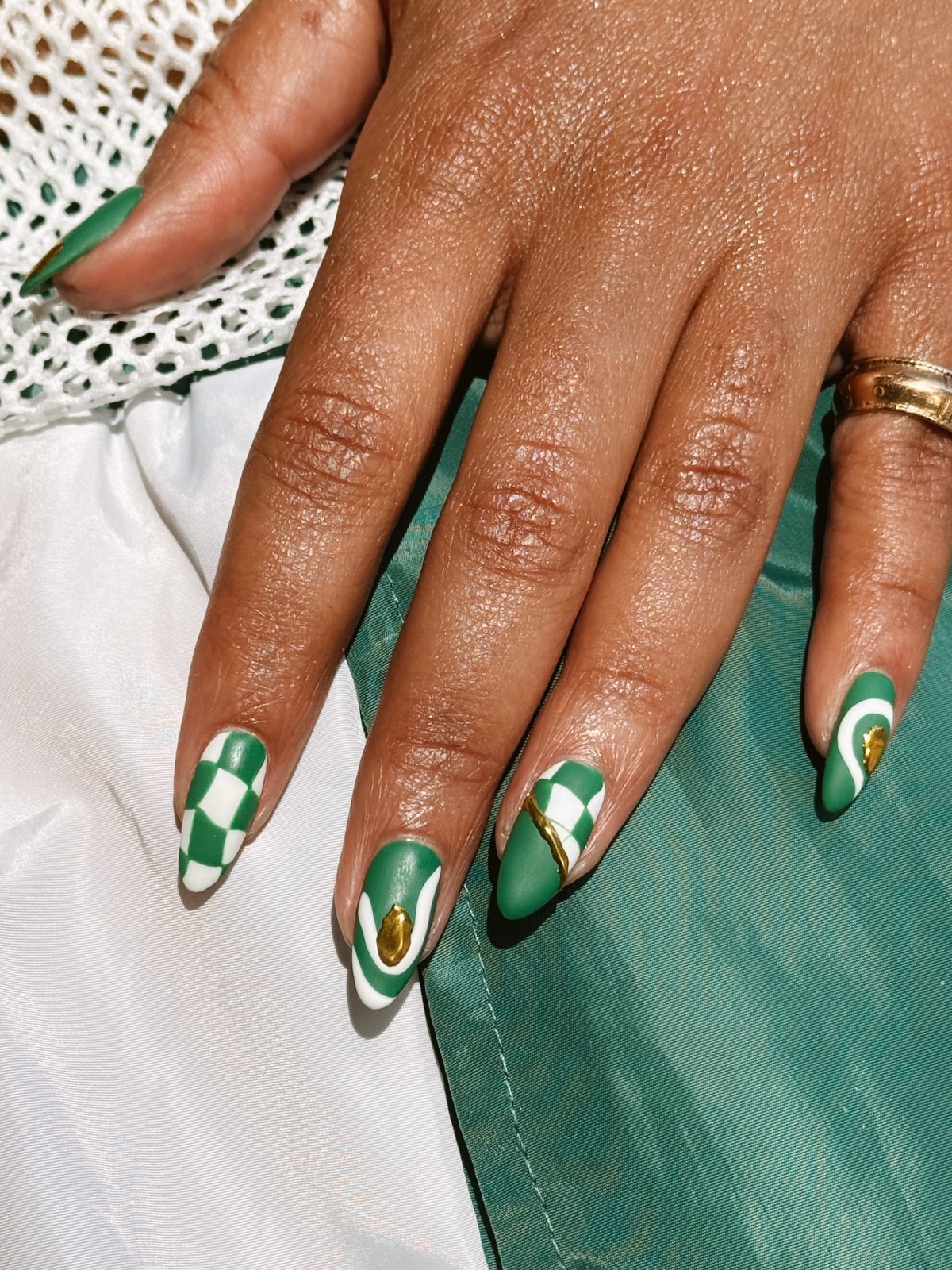 Мягкий зеленый маникюр: спокойный оттенок на ногтях