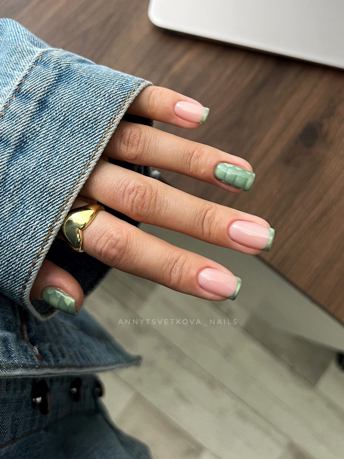 Мягкий зеленый маникюр: спокойный оттенок на ногтях