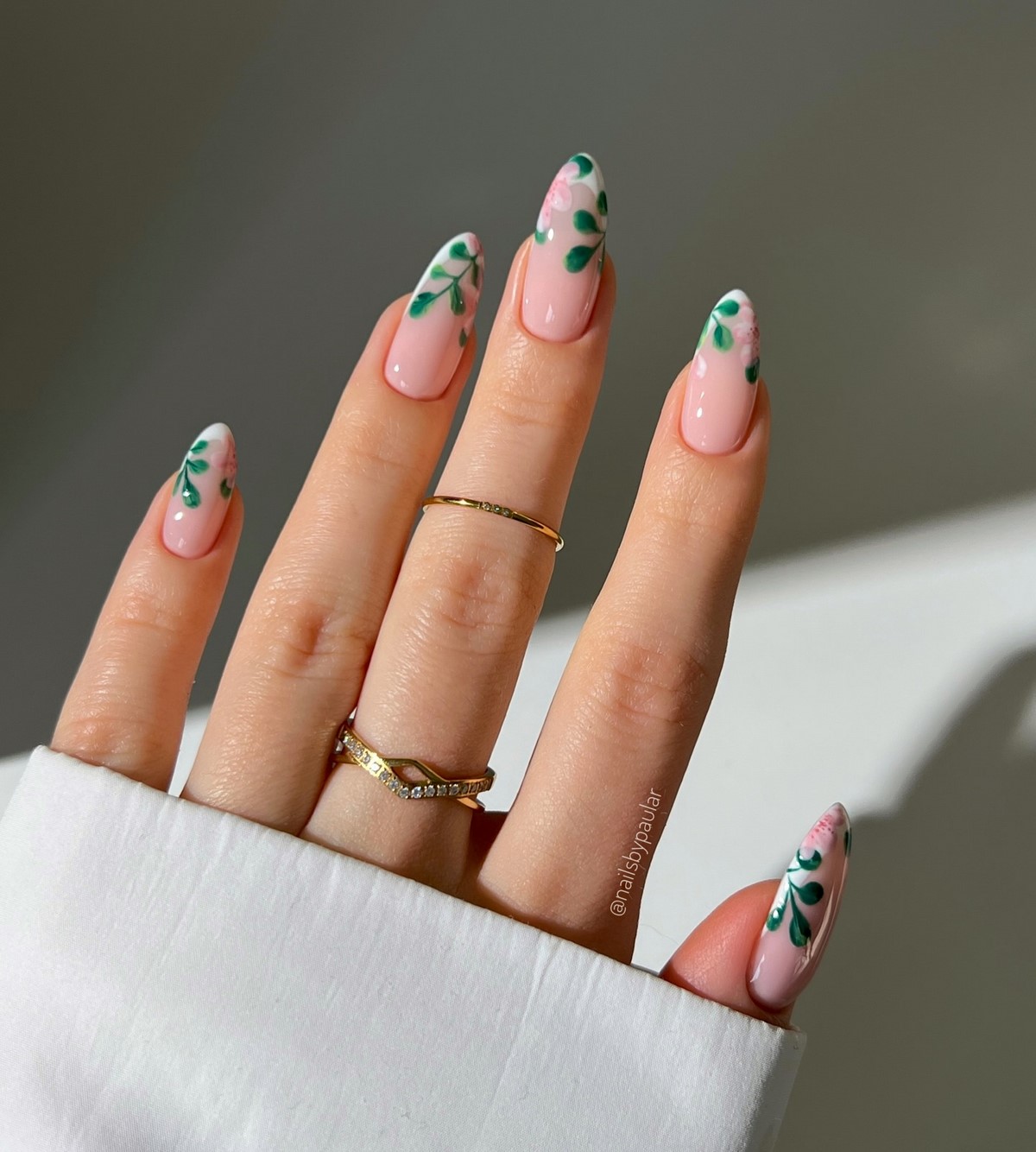 Мягкий зеленый маникюр: спокойный оттенок на ногтях