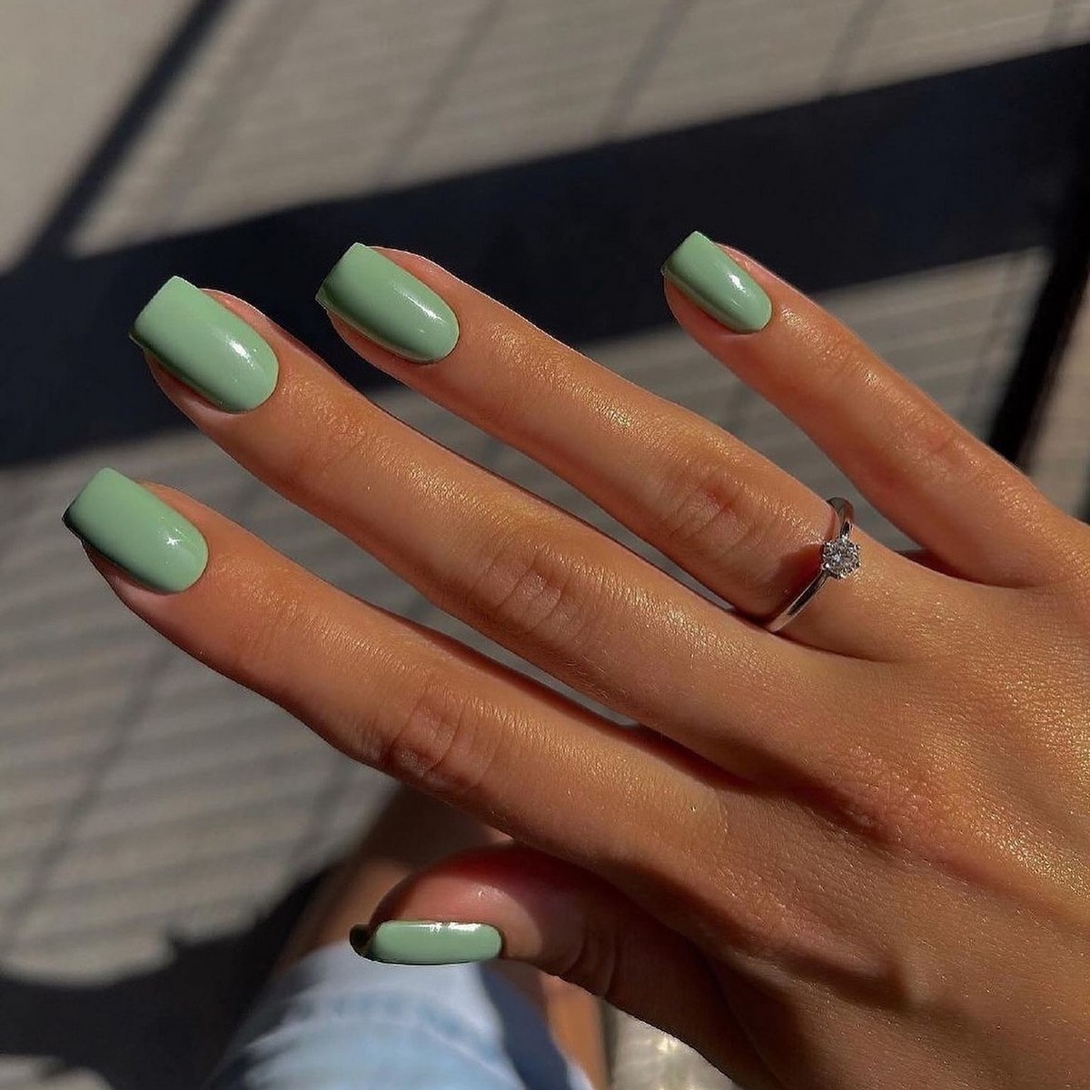 Мягкий зеленый маникюр: спокойный оттенок на ногтях