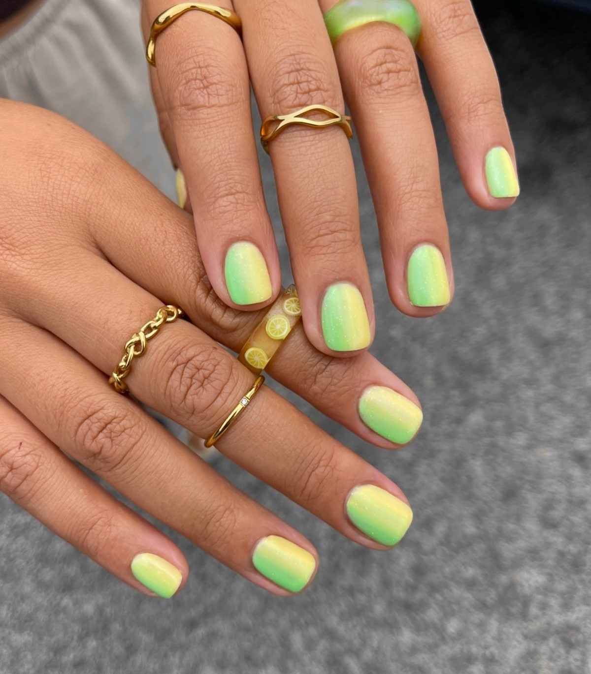 Мягкий зеленый маникюр: спокойный оттенок на ногтях
