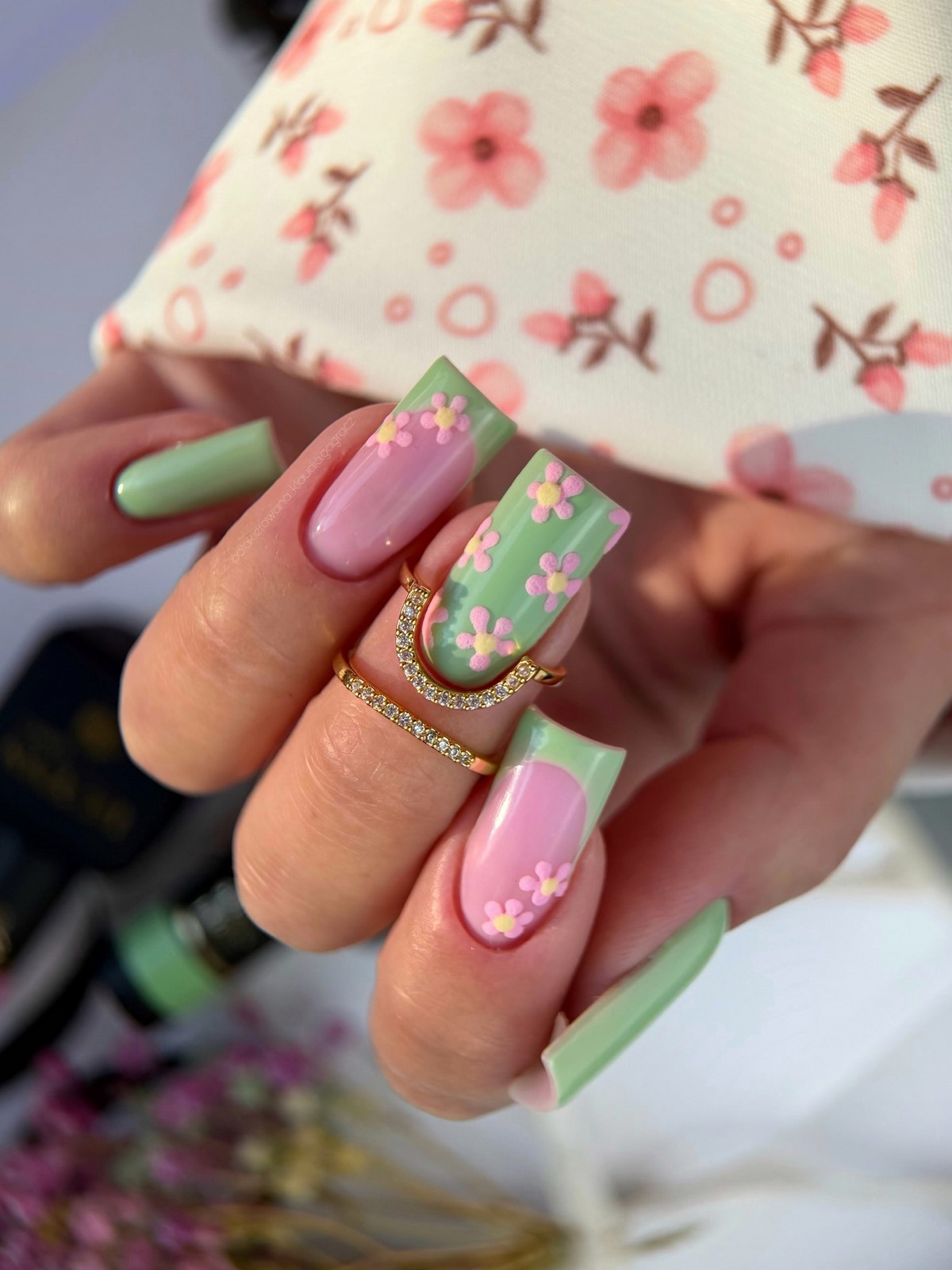 Мягкий зеленый маникюр: спокойный оттенок на ногтях