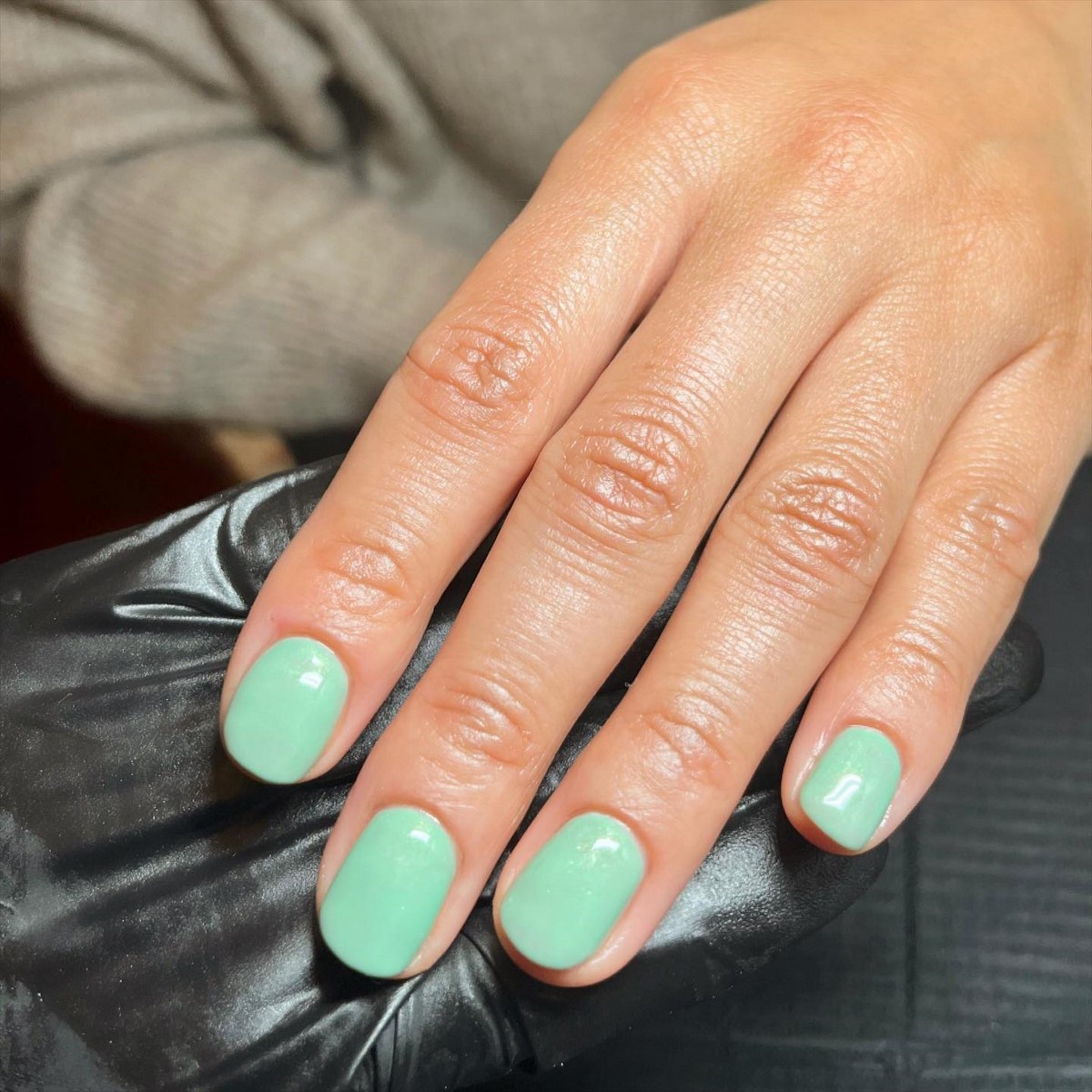 Мягкий зеленый маникюр: спокойный оттенок на ногтях