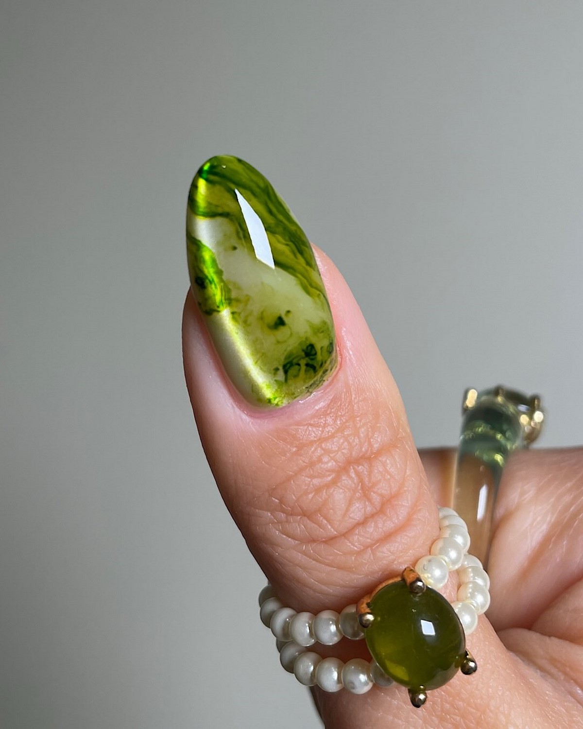 Мягкий зеленый маникюр: спокойный оттенок на ногтях