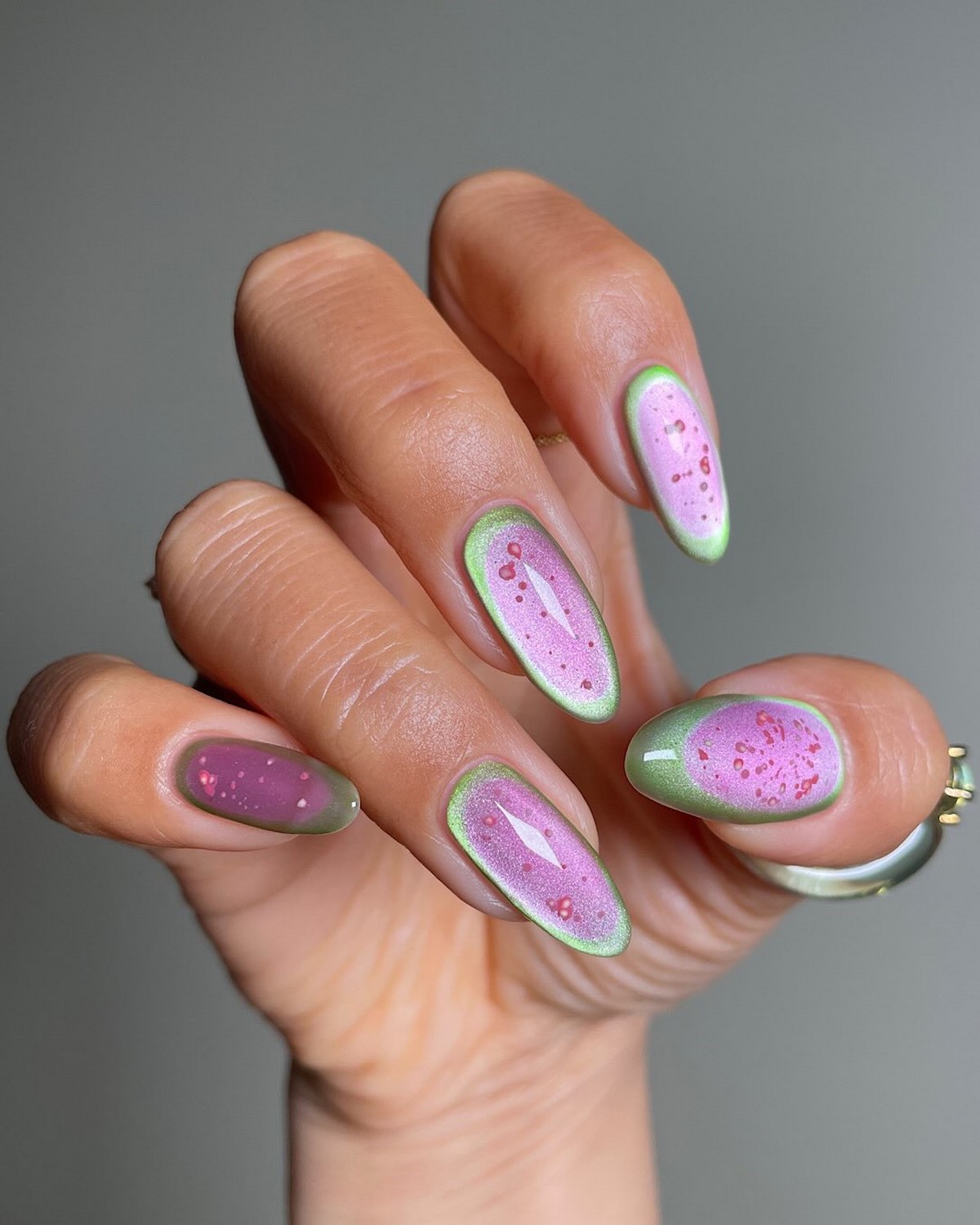 Мягкий зеленый маникюр: спокойный оттенок на ногтях