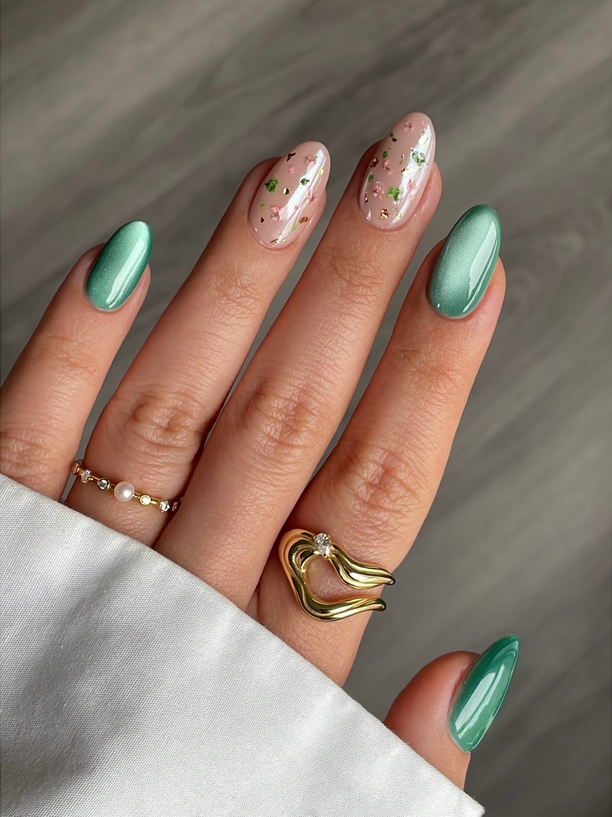 Мягкий зеленый маникюр: спокойный оттенок на ногтях