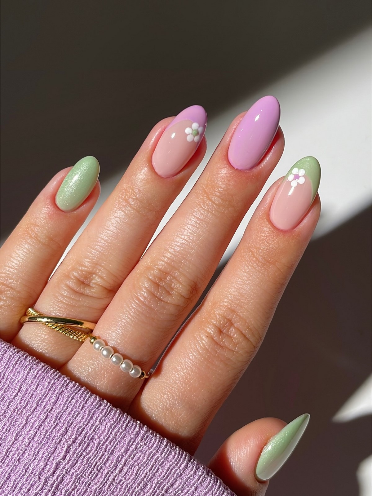 Мягкий зеленый маникюр: спокойный оттенок на ногтях