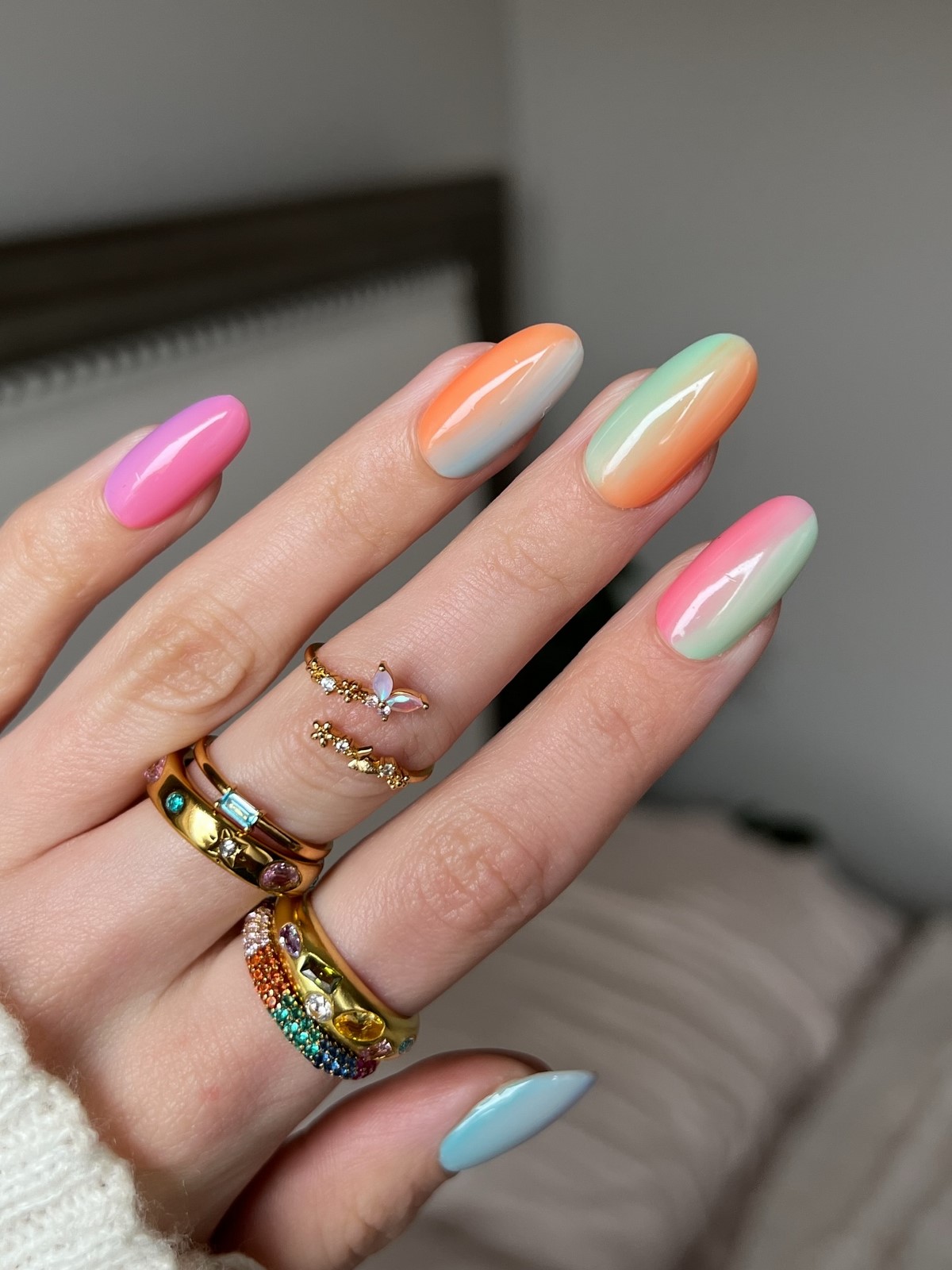 Мягкий зеленый маникюр: спокойный оттенок на ногтях