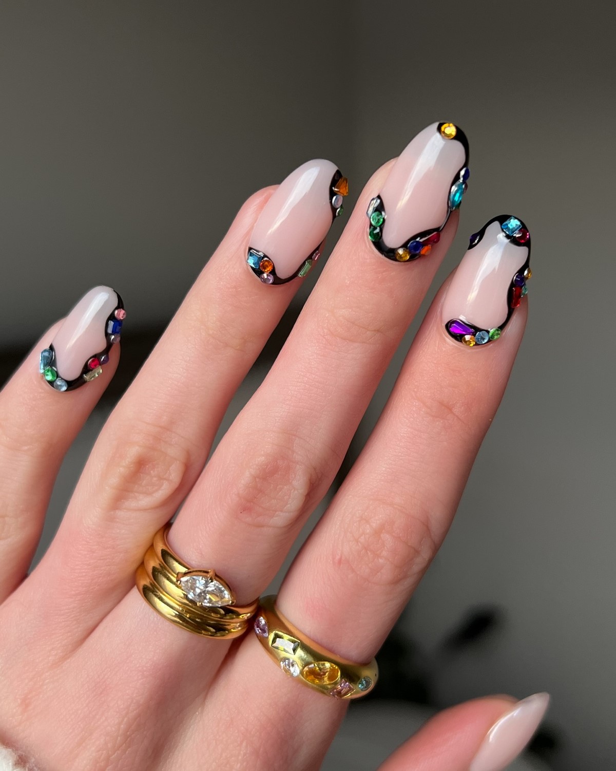 Маникюр на май 2026: какие оттенки и покрытия выглядят по-новому