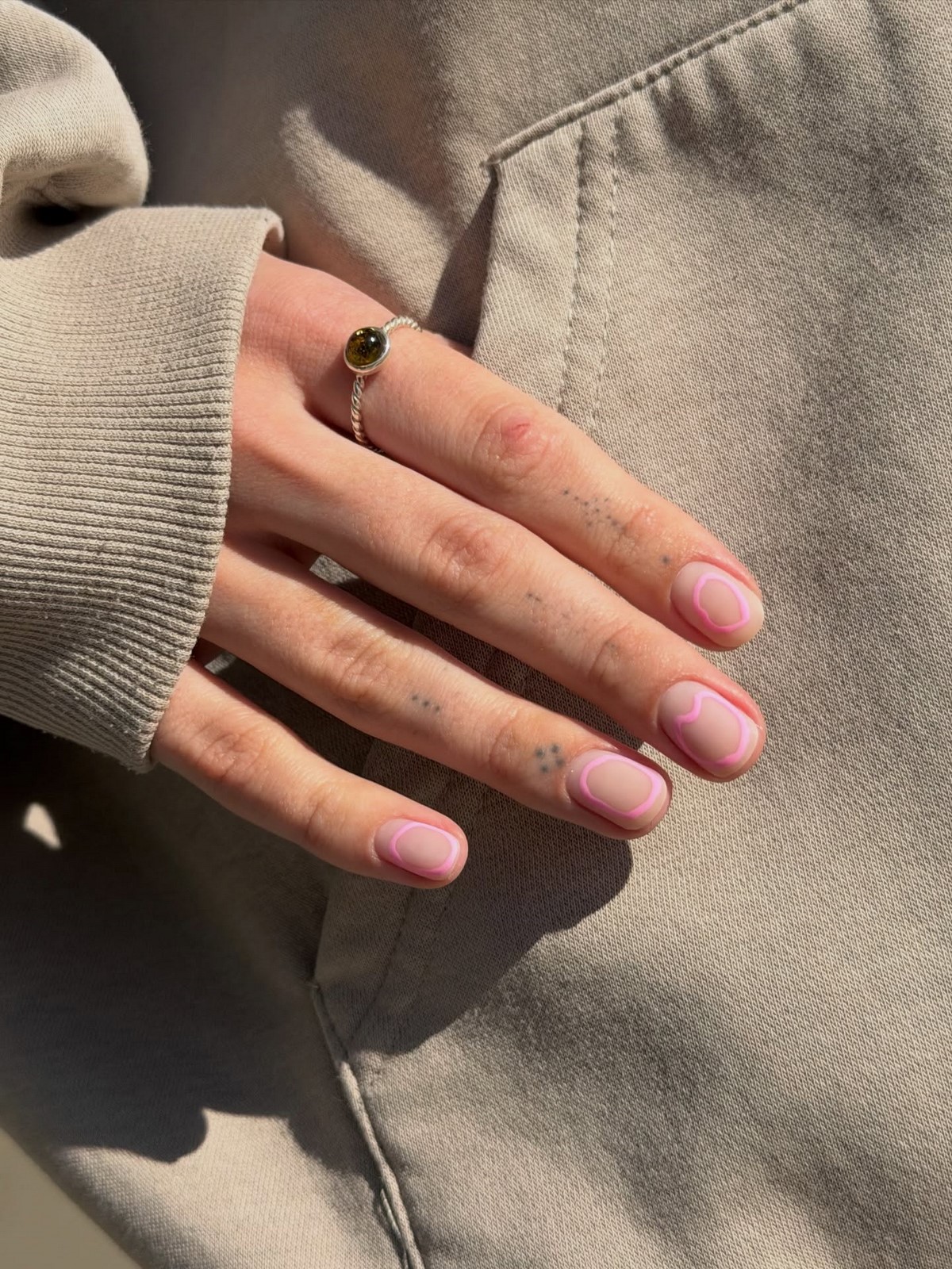 Маникюр на май 2026: какие оттенки и покрытия выглядят по-новому