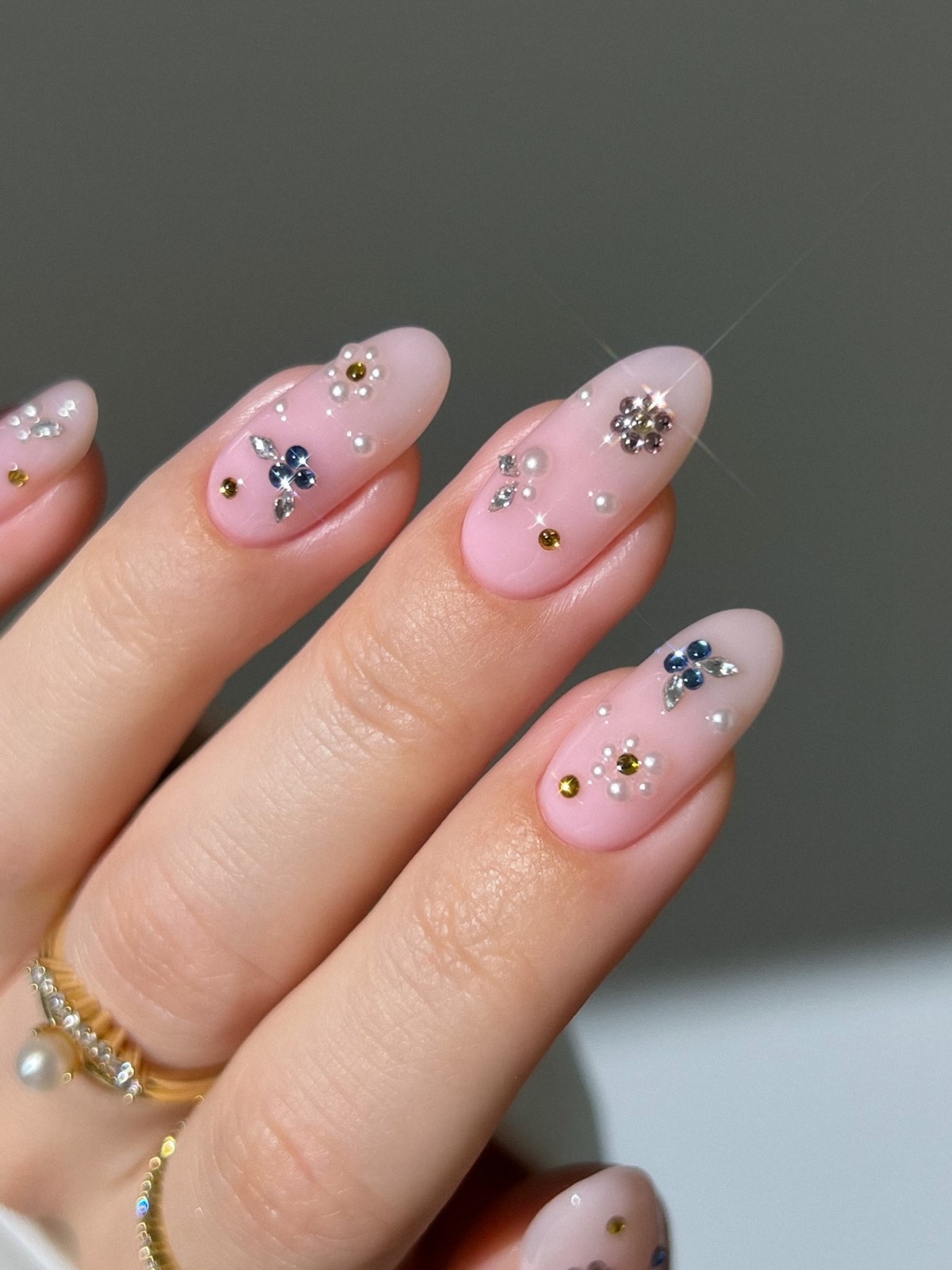 Маникюр на май 2026: какие оттенки и покрытия выглядят по-новому