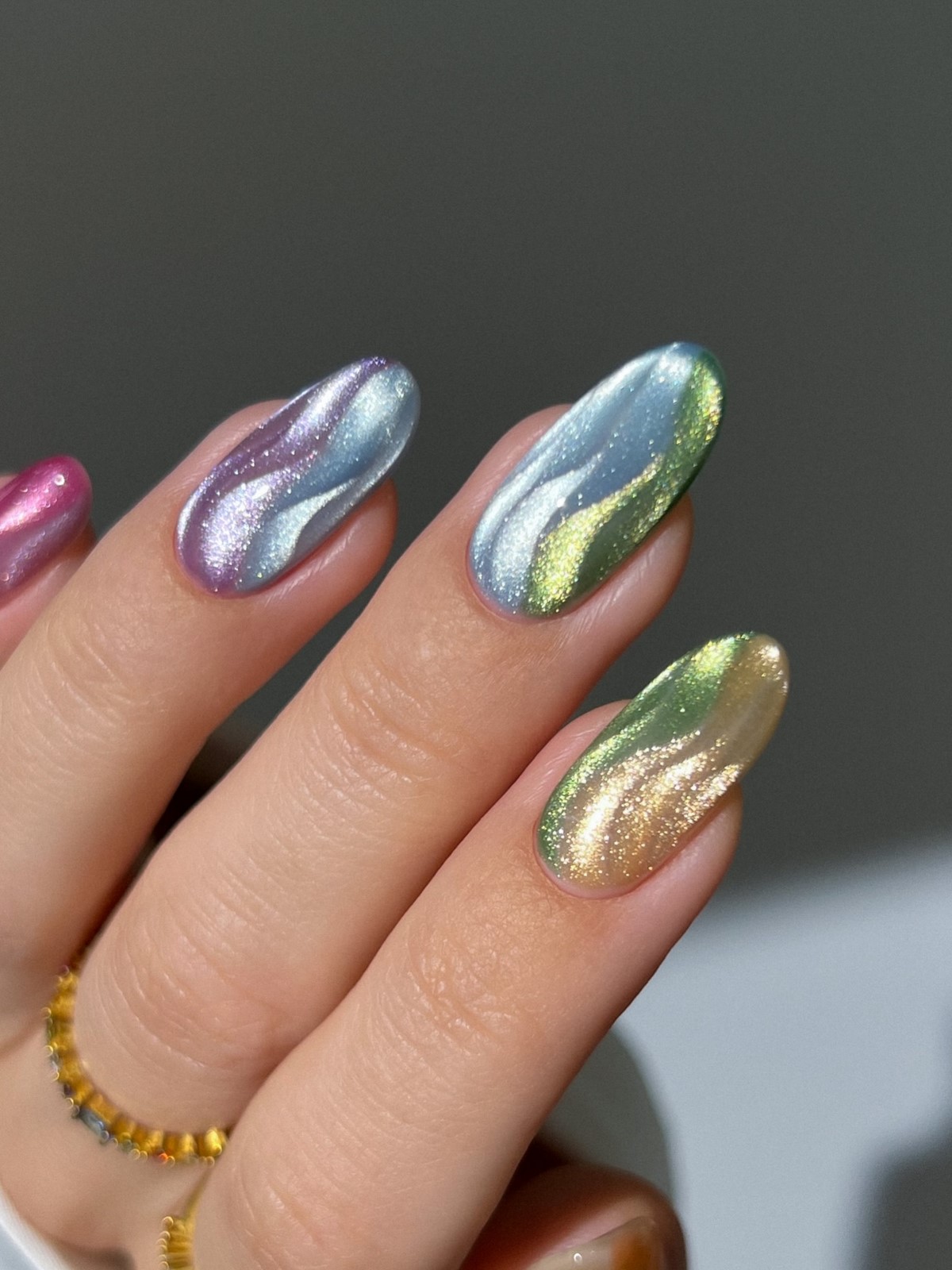 Маникюр на май 2026: какие оттенки и покрытия выглядят по-новому