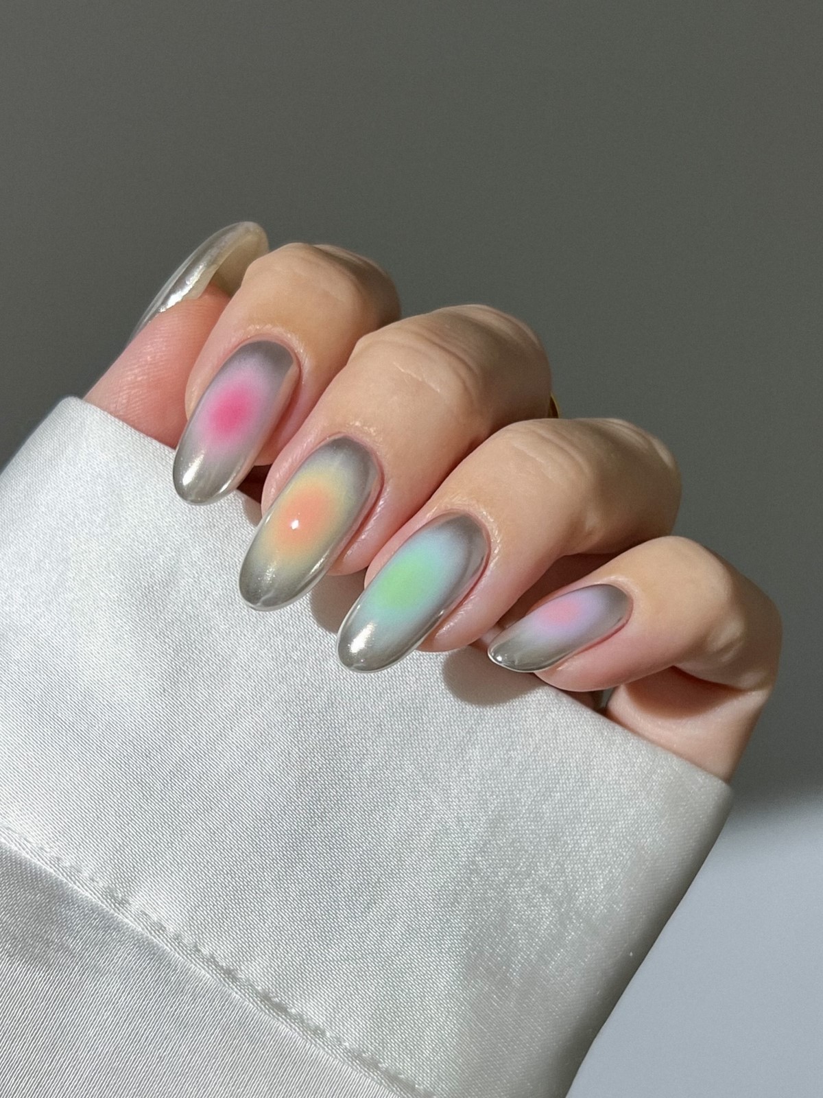 Маникюр на май 2026: какие оттенки и покрытия выглядят по-новому