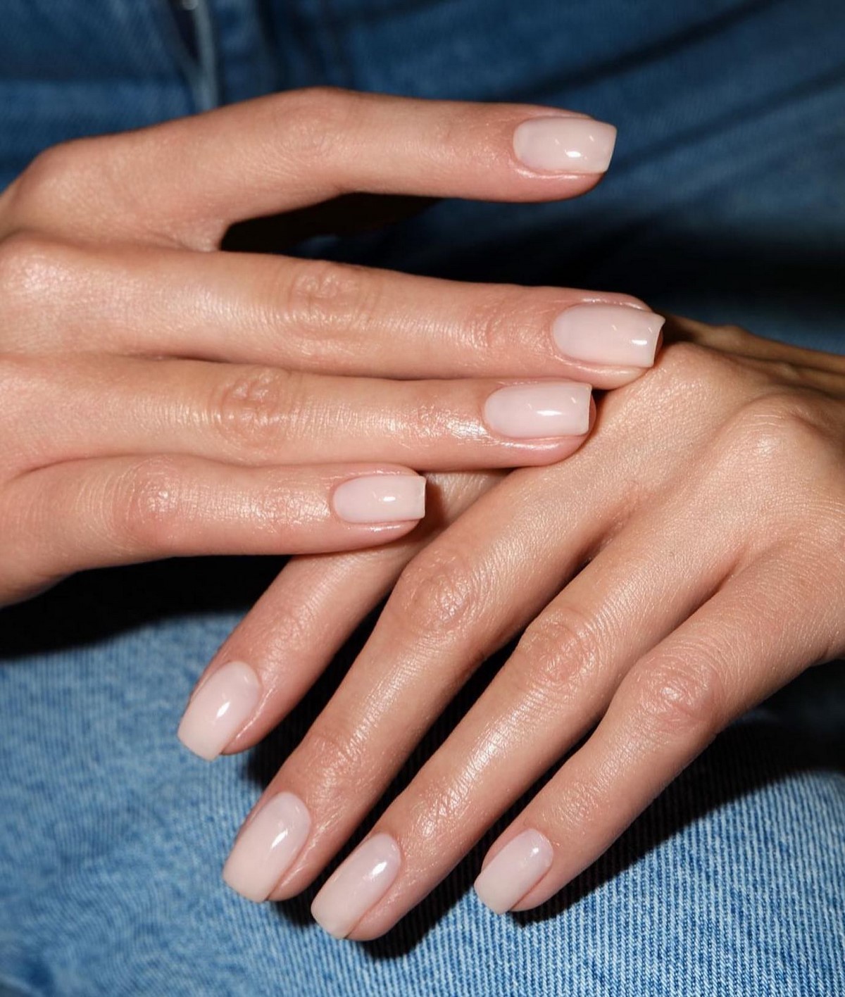 Маникюр на май 2026: какие оттенки и покрытия выглядят по-новому