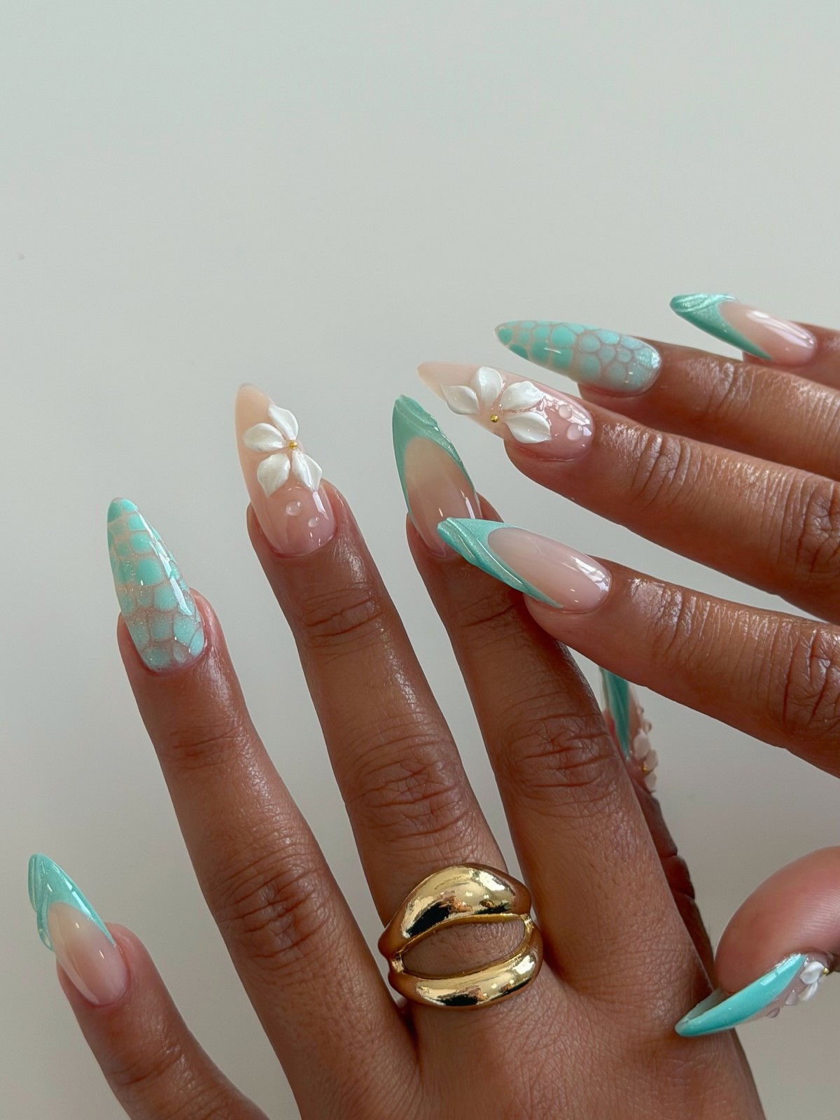 Маникюр на май 2026: какие оттенки и покрытия выглядят по-новому