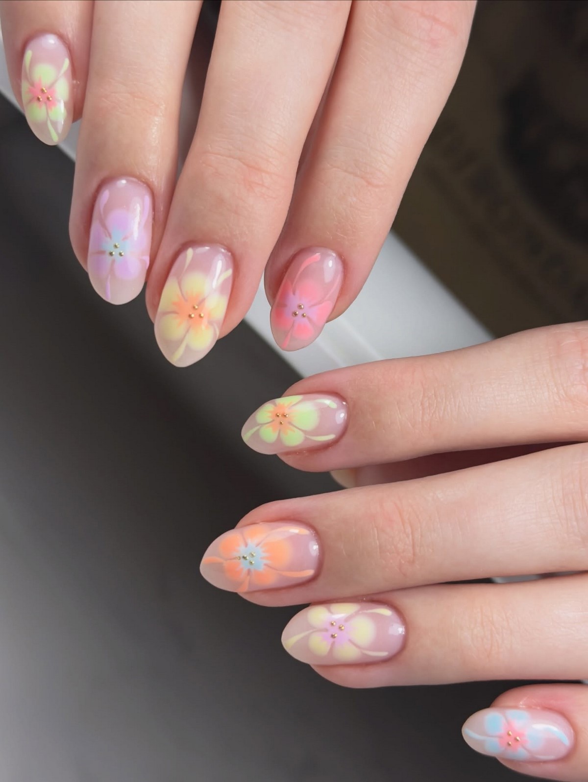 Маникюр на май 2026: какие оттенки и покрытия выглядят по-новому