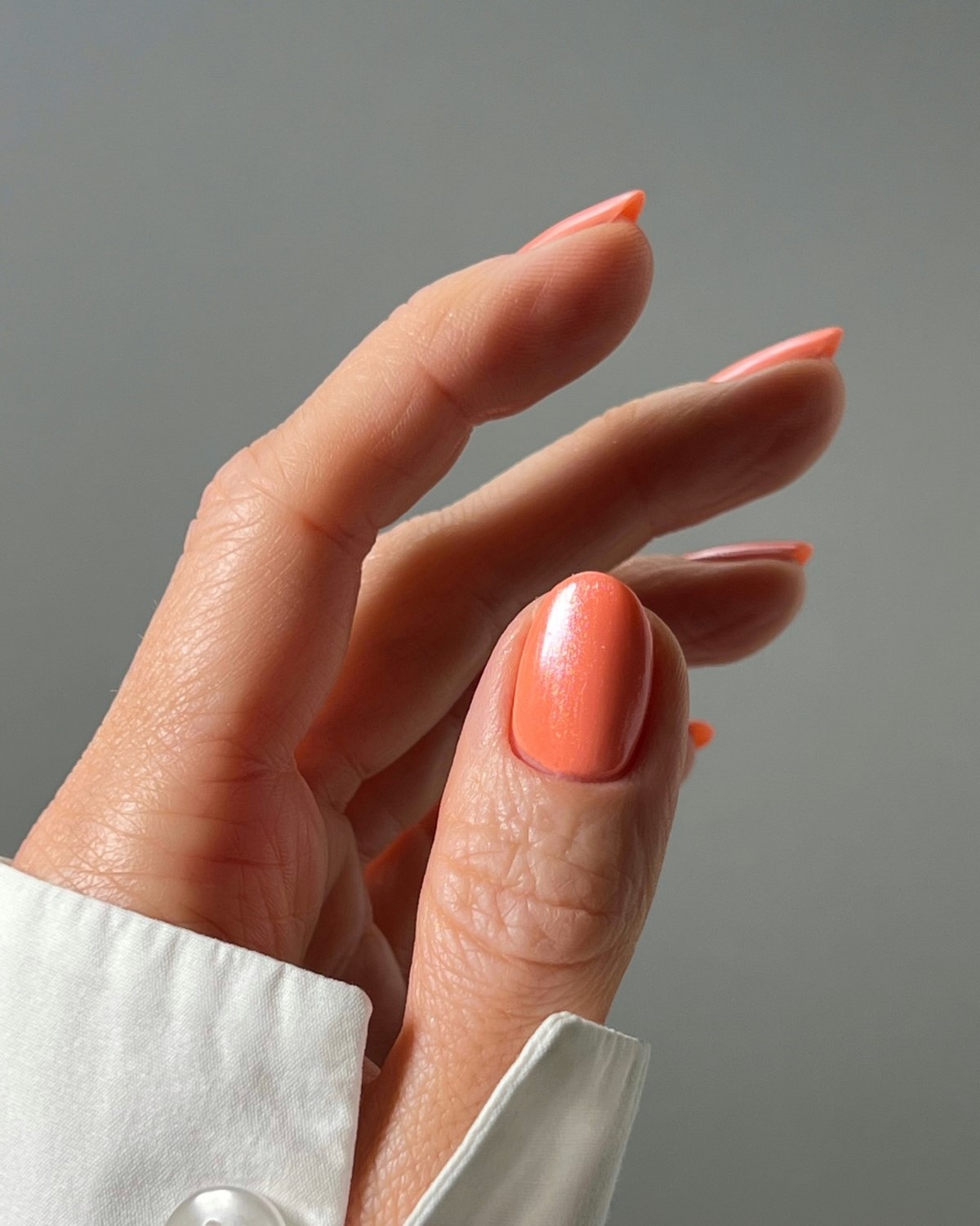 Маникюр на май 2026: какие оттенки и покрытия выглядят по-новому