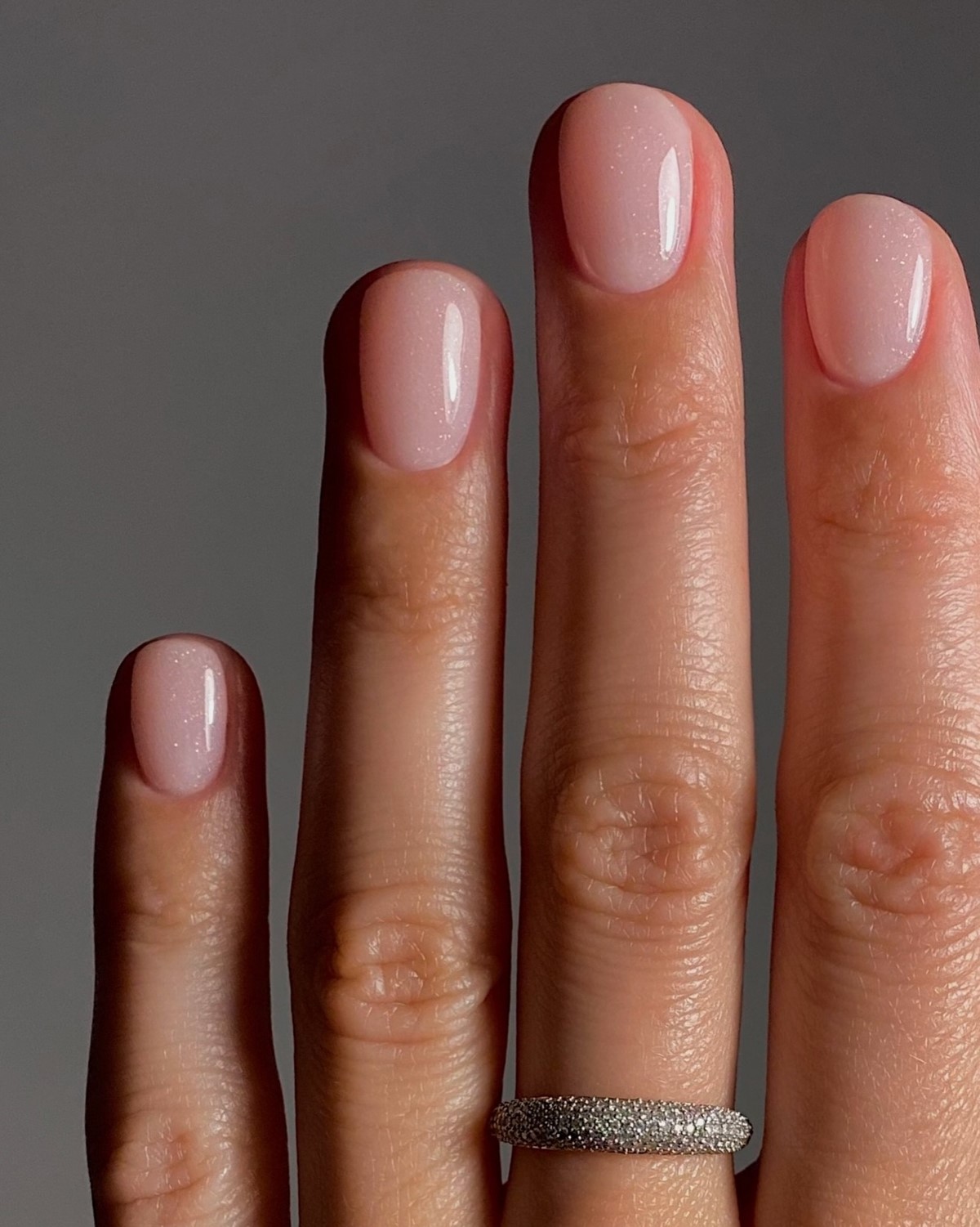 Маникюр на май 2026: какие оттенки и покрытия выглядят по-новому