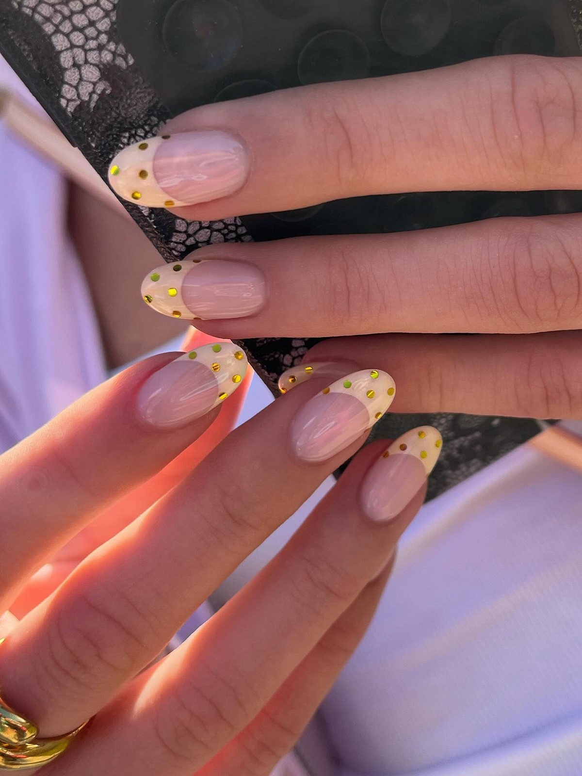 Маникюр на май 2026: какие оттенки и покрытия выглядят по-новому