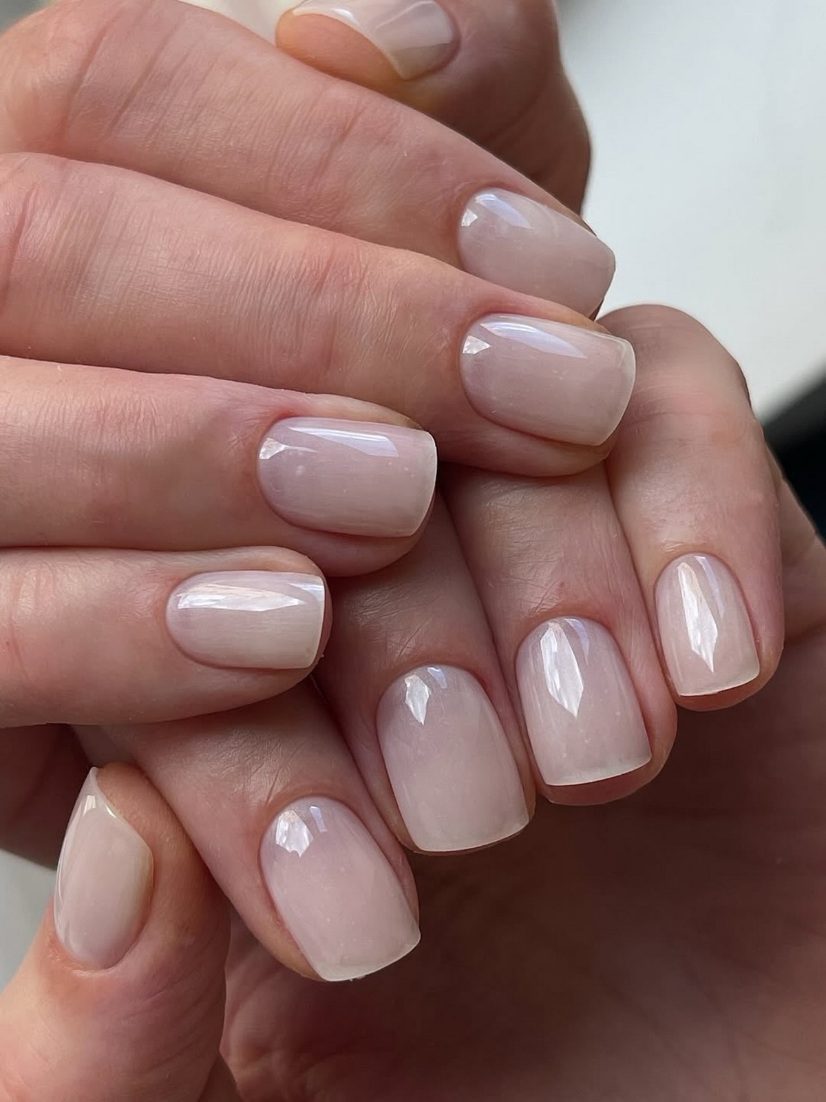 Маникюр на май 2026: какие оттенки и покрытия выглядят по-новому