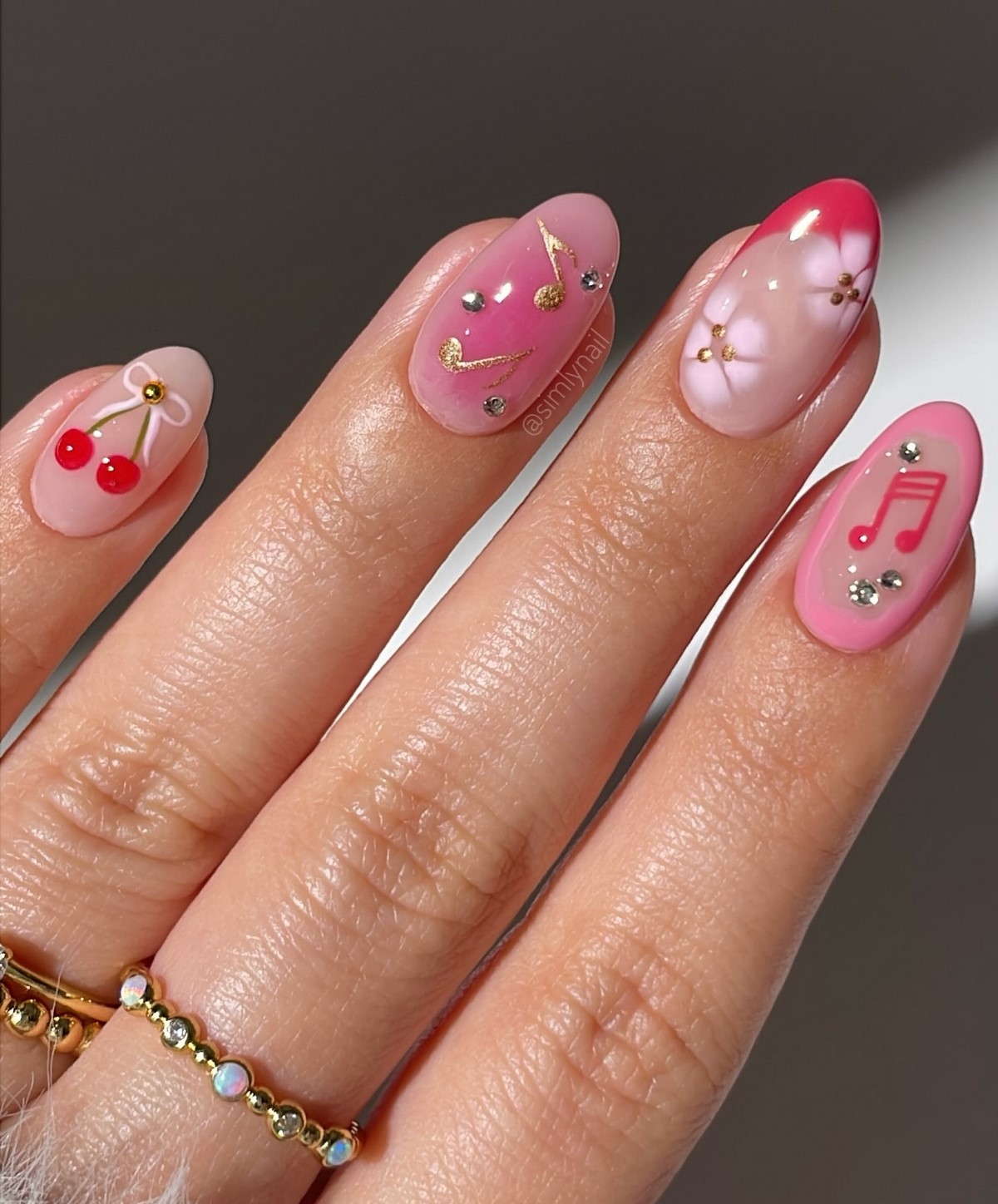 Маникюр на май 2026: какие оттенки и покрытия выглядят по-новому