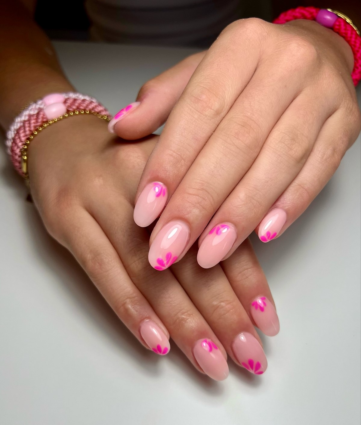 Маникюр на май 2026: какие оттенки и покрытия выглядят по-новому