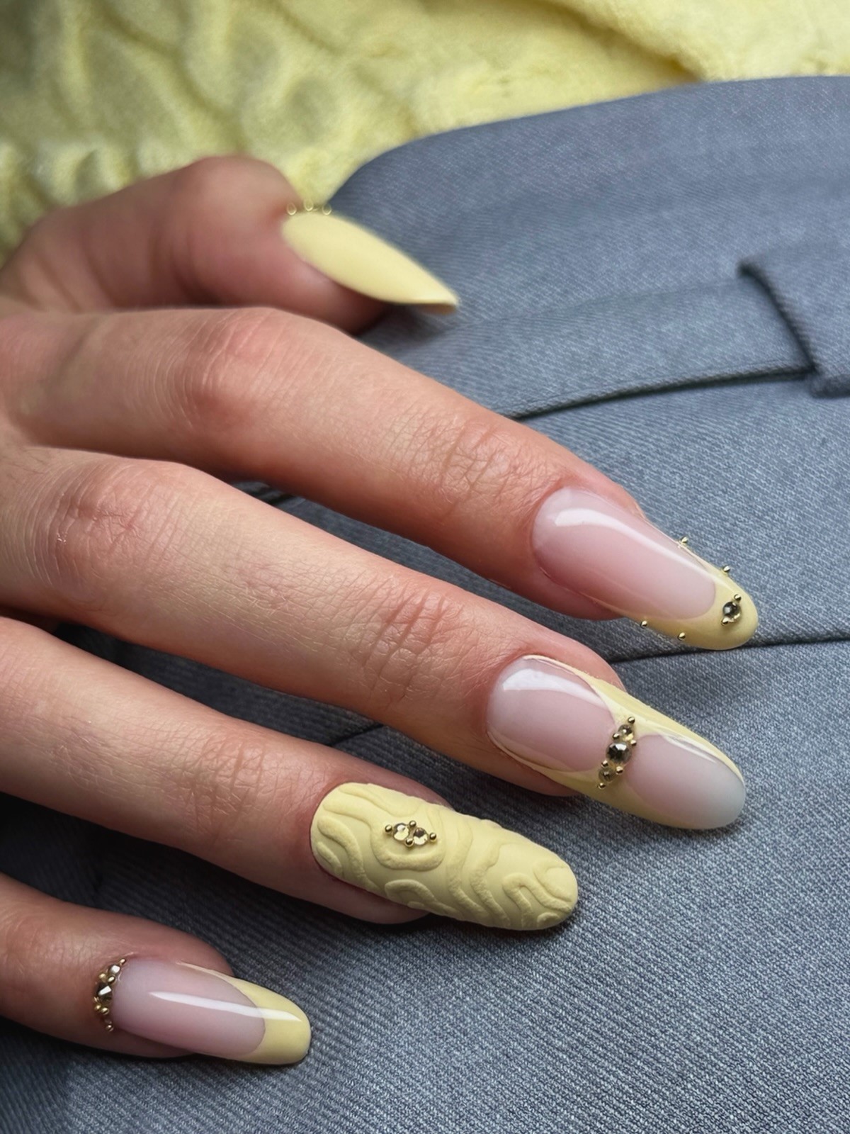 Маникюр на май 2026: какие оттенки и покрытия выглядят по-новому