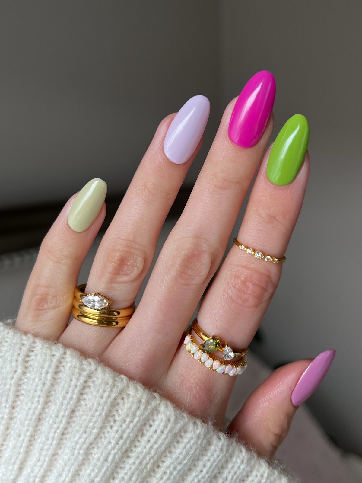 Маникюр на май 2026: какие оттенки и покрытия выглядят по-новому