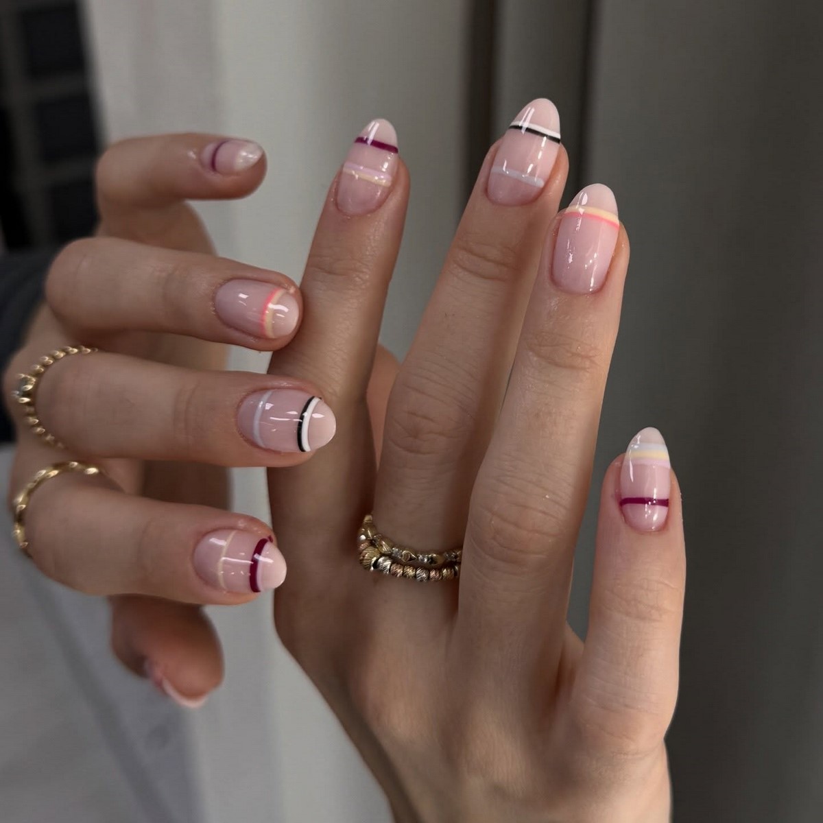 Маникюр с тонкой линией: аккуратный акцент на ногтях