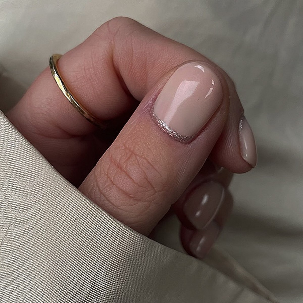 Маникюр с тонкой линией: аккуратный акцент на ногтях