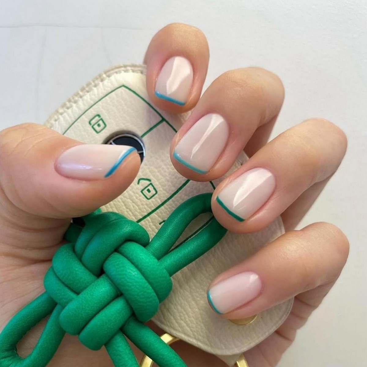 Маникюр с тонкой линией: аккуратный акцент на ногтях