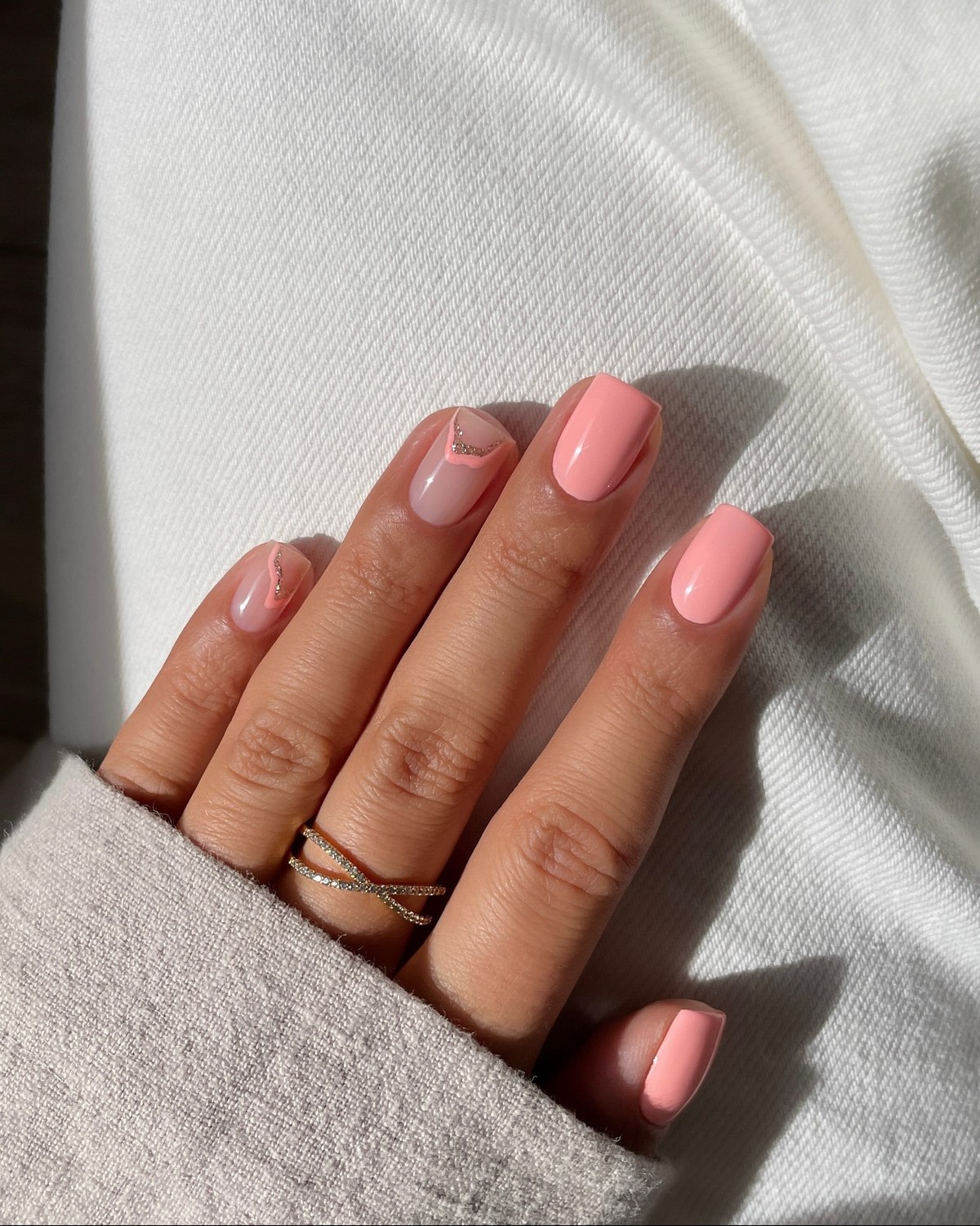 Маникюр с тонкой линией: аккуратный акцент на ногтях