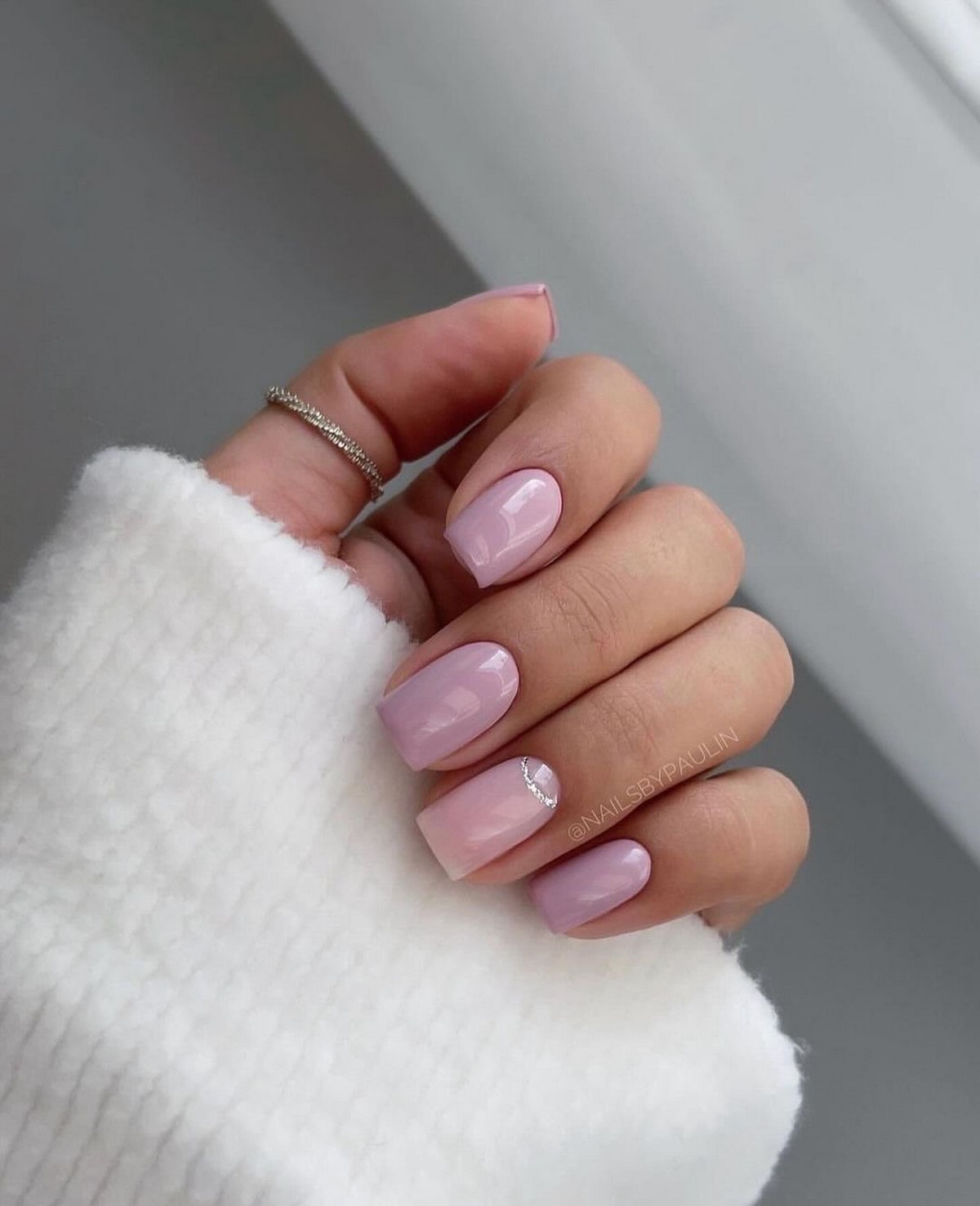 Маникюр с тонкой линией: аккуратный акцент на ногтях