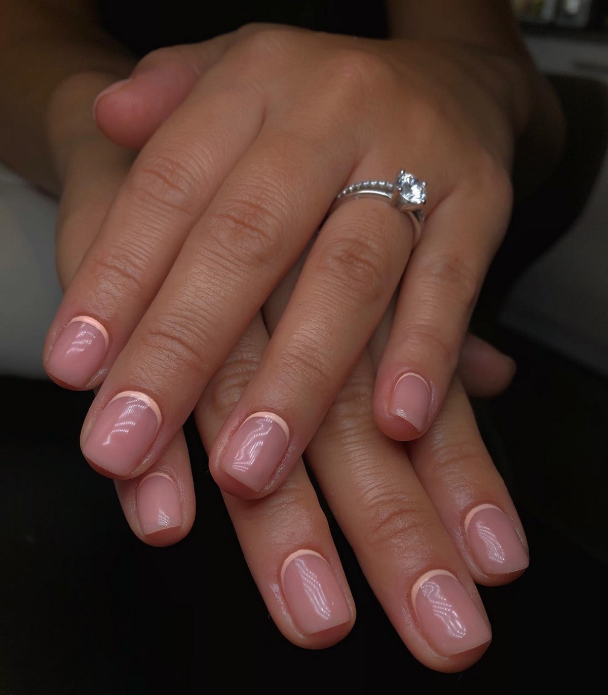 Маникюр с тонкой линией: аккуратный акцент на ногтях