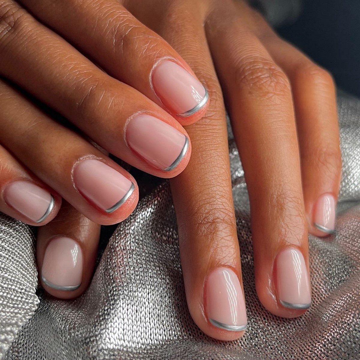 Маникюр с тонкой линией: аккуратный акцент на ногтях