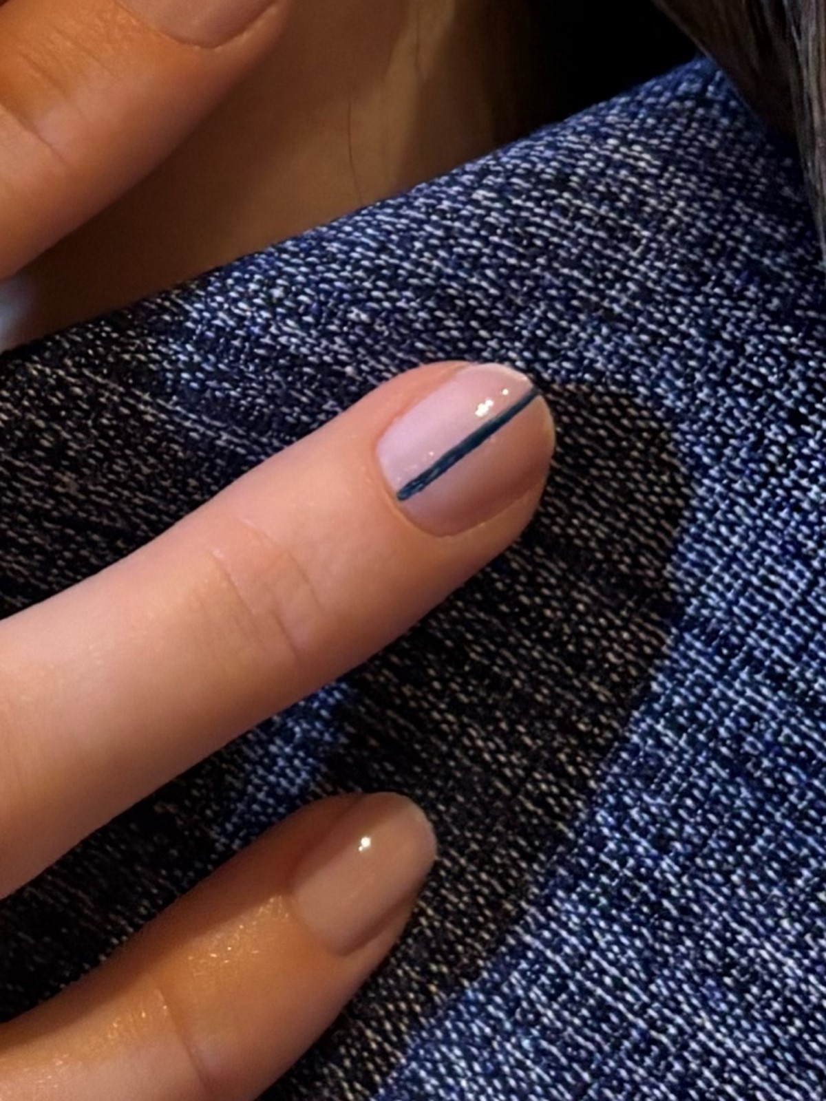 Маникюр с тонкой линией: аккуратный акцент на ногтях