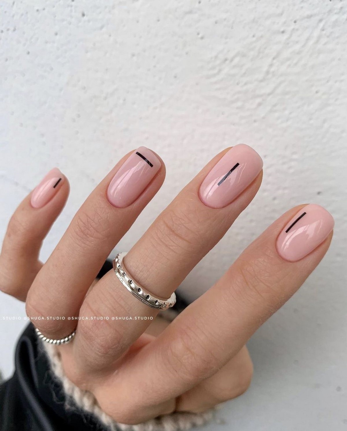 Маникюр с тонкой линией: аккуратный акцент на ногтях