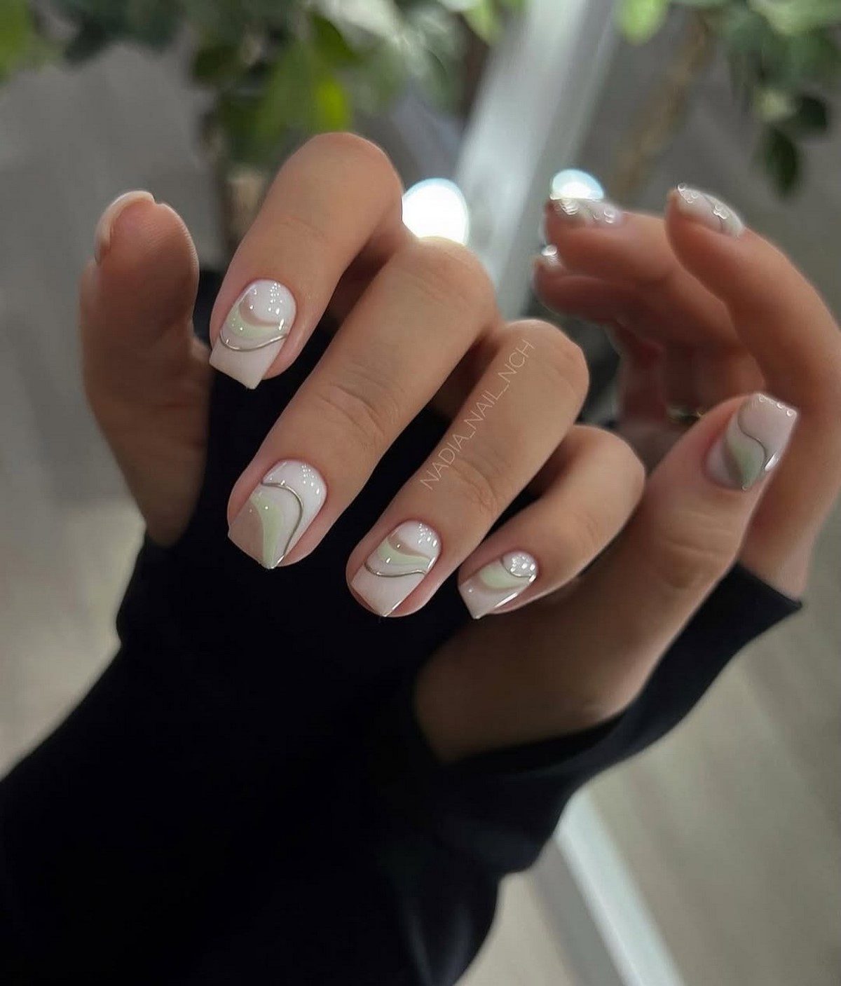 Маникюр с тонкой линией: аккуратный акцент на ногтях